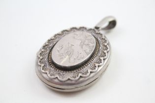 A large decorative Victorian silver locket (18g)