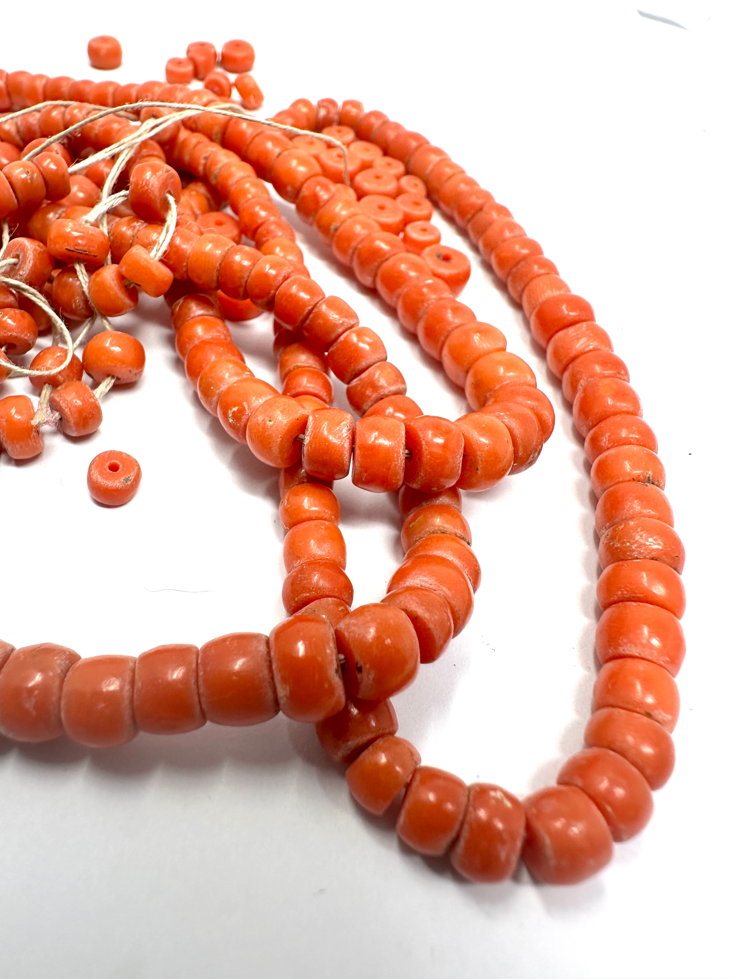 Antique long coral bead necklace for restringing weight 56g - Image 3 of 4