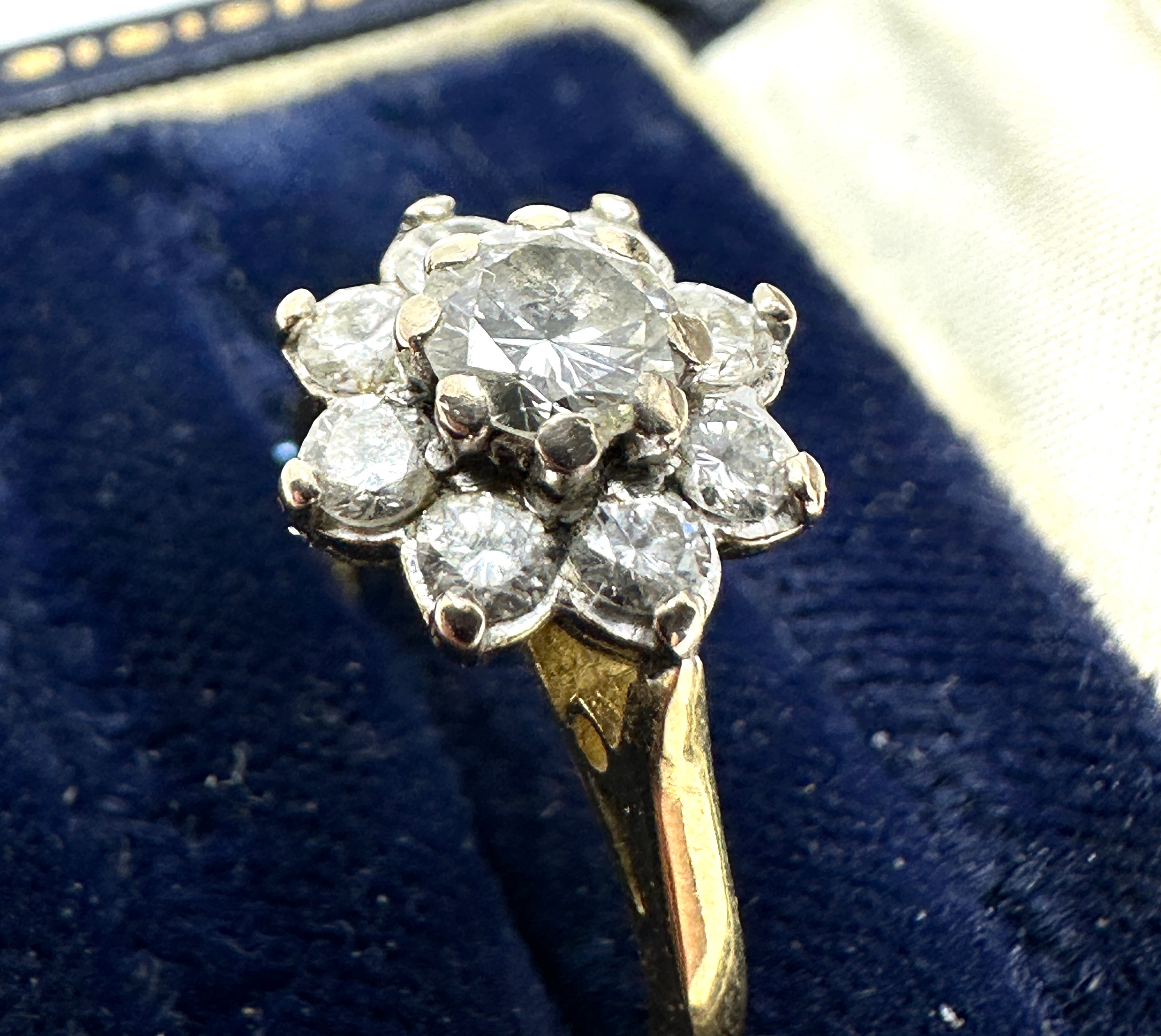 18ct gold diamond cluster ring est approx .90 of diamonds central diamond measures 5mm dia weight - Image 2 of 4