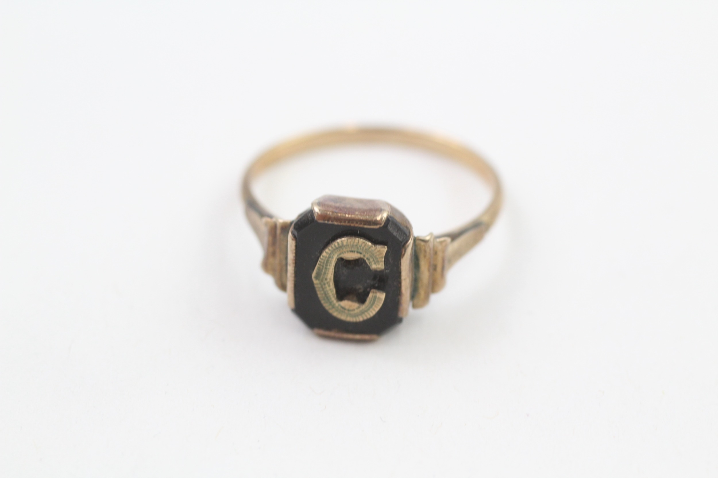 9ct gold vintage black onyx letter 'C' dress ring (2g)