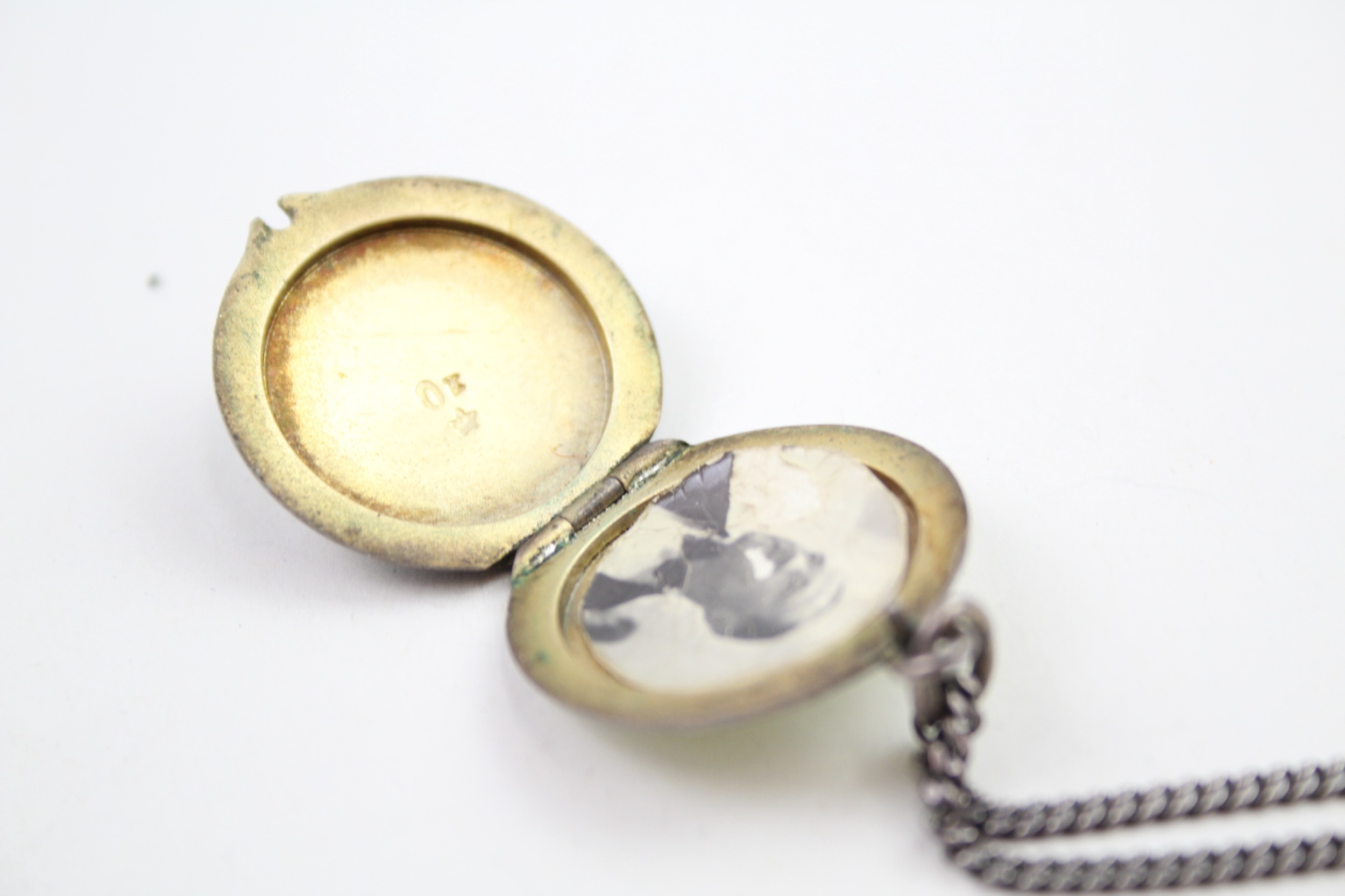 A silver floral guilloche enamel locket with chain (17g) - Image 4 of 5