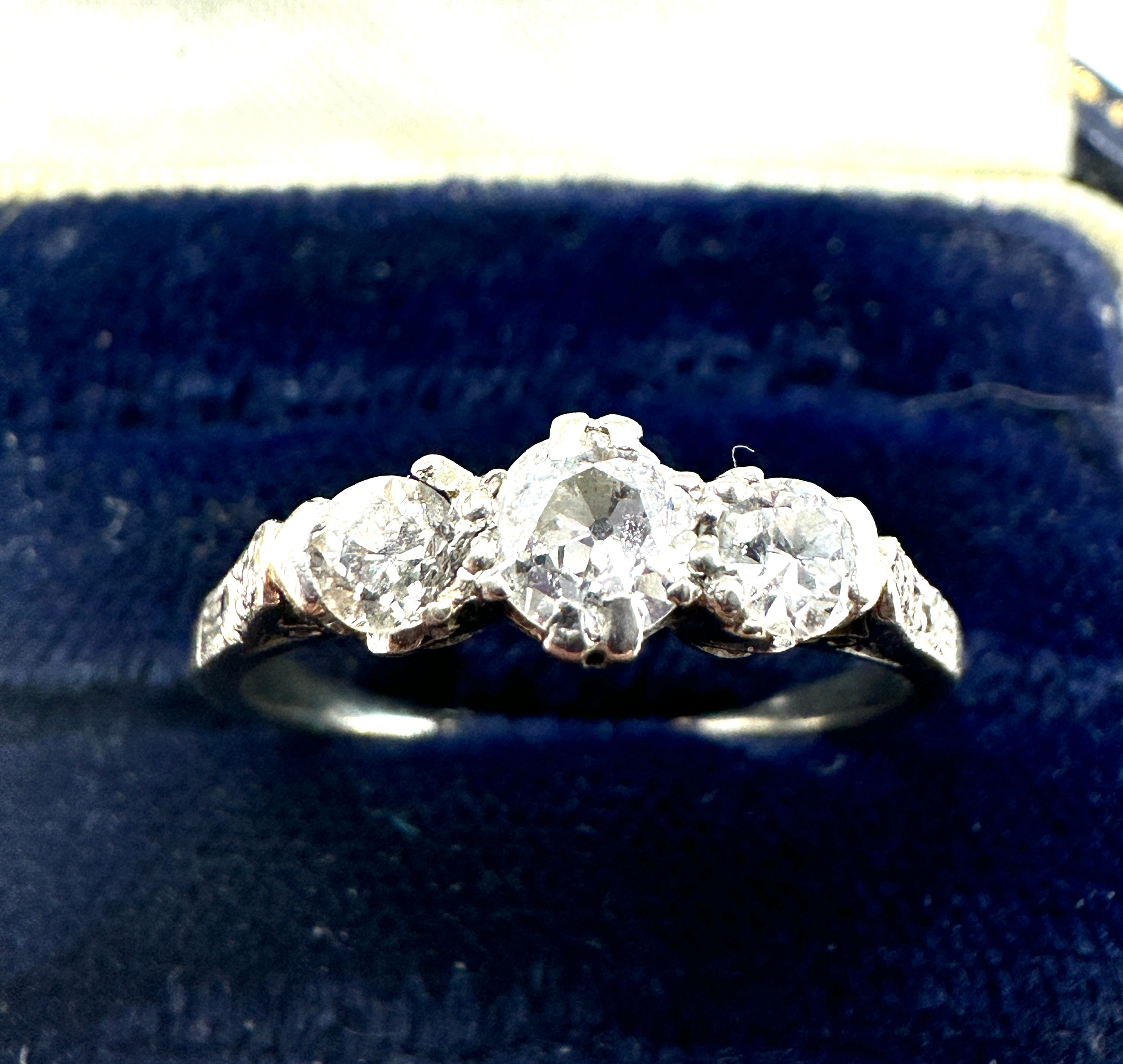 Vintage 18ct white gold diamond ring est .50ct diamonds weight 2.2g