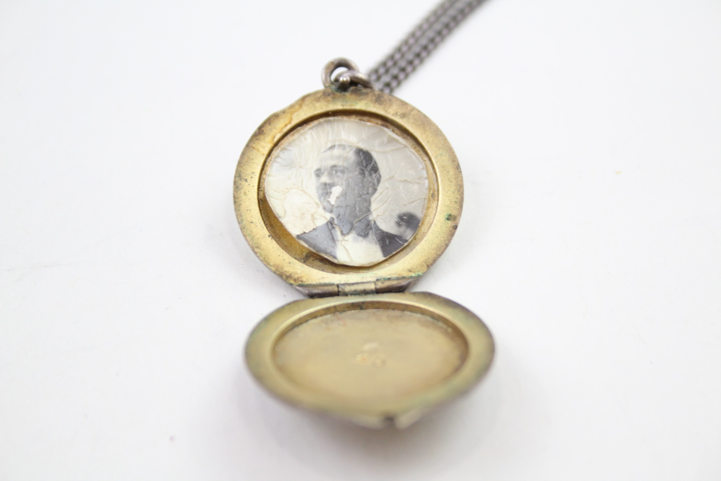 A silver floral guilloche enamel locket with chain (17g) - Image 5 of 5