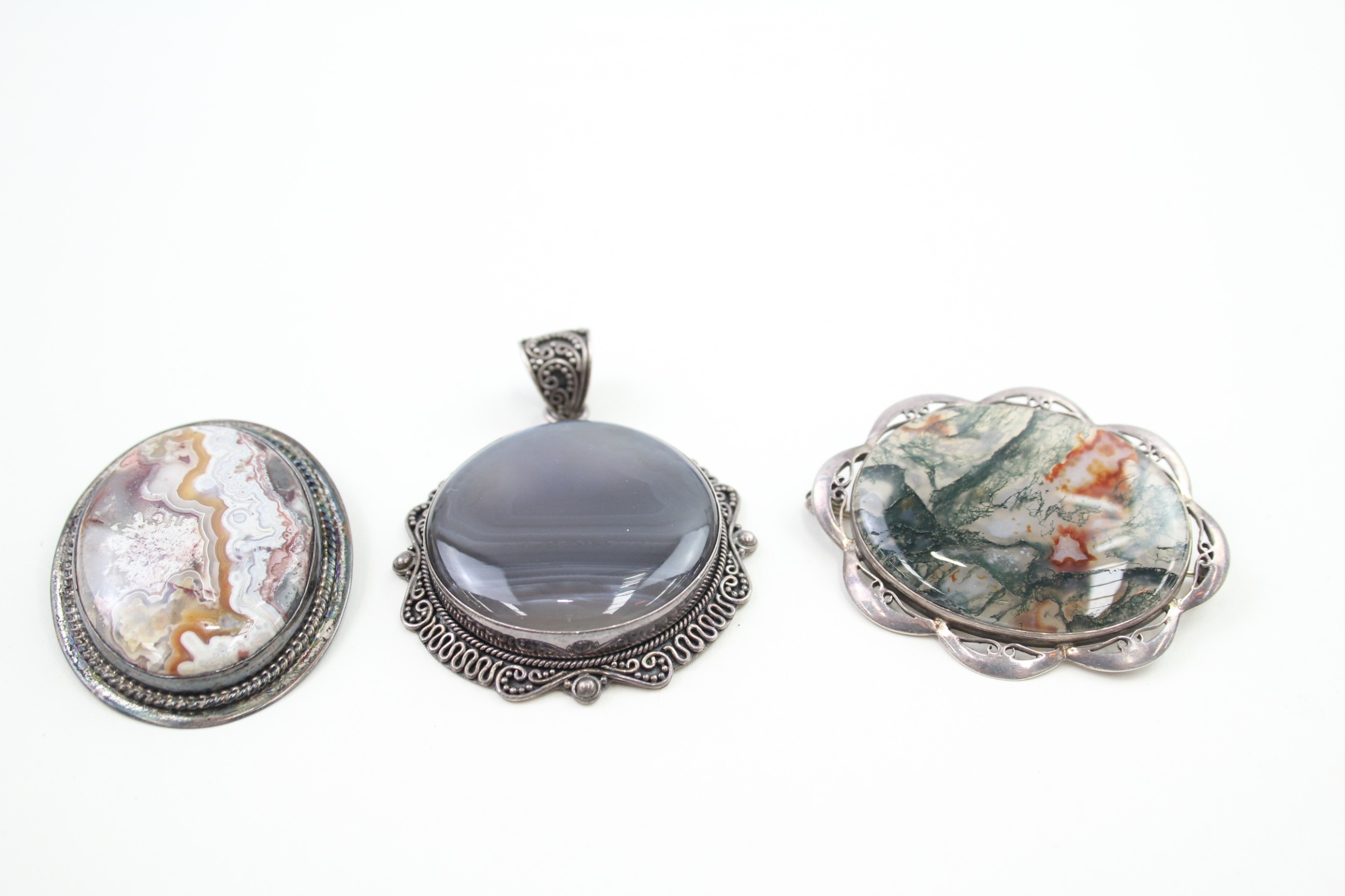 Three silver mounted agate jewellery pieces (68g)