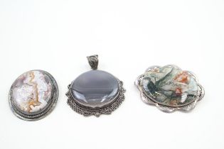 Three silver mounted agate jewellery pieces (68g)