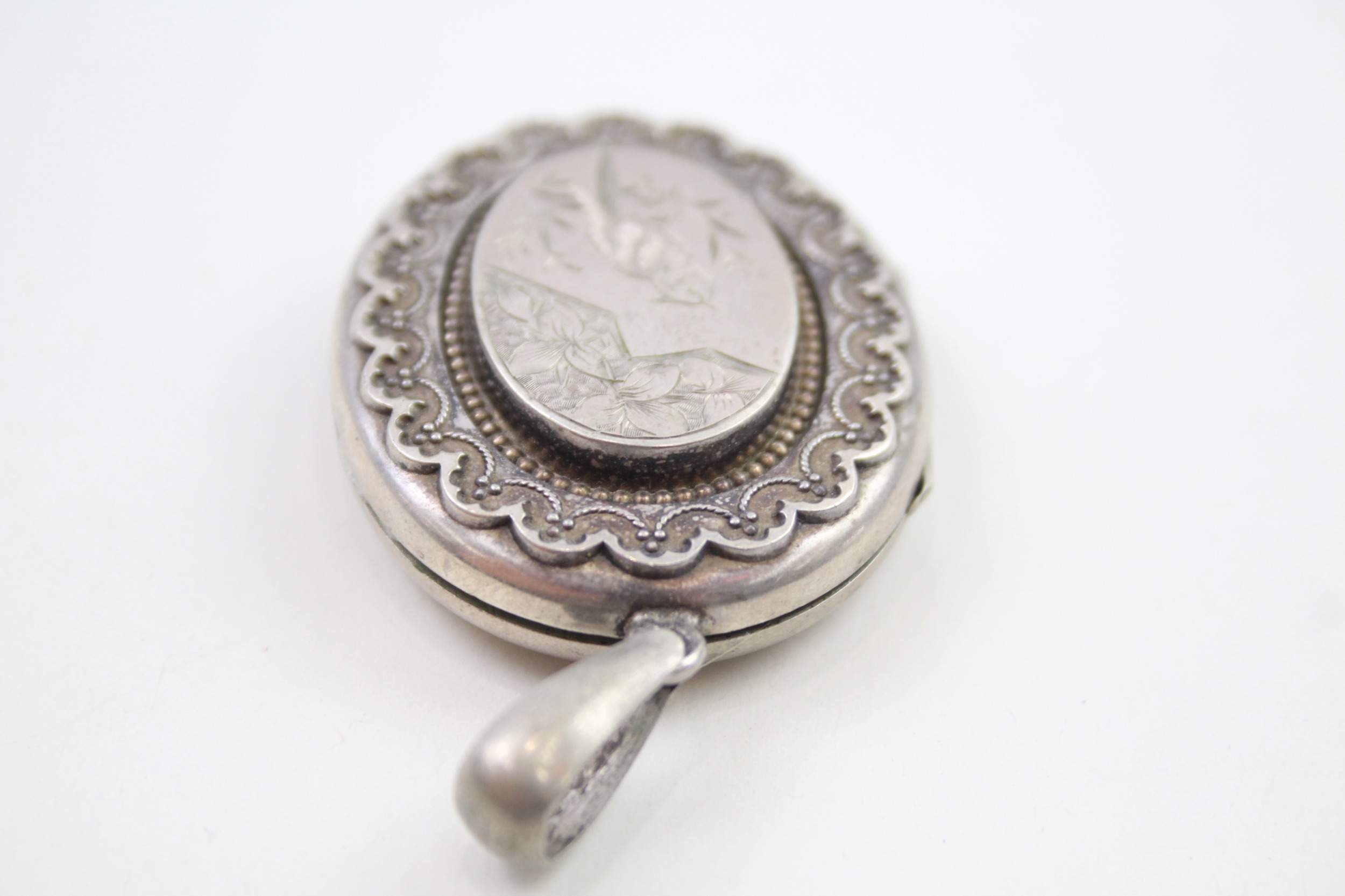 A large decorative Victorian silver locket (18g) - Image 3 of 6