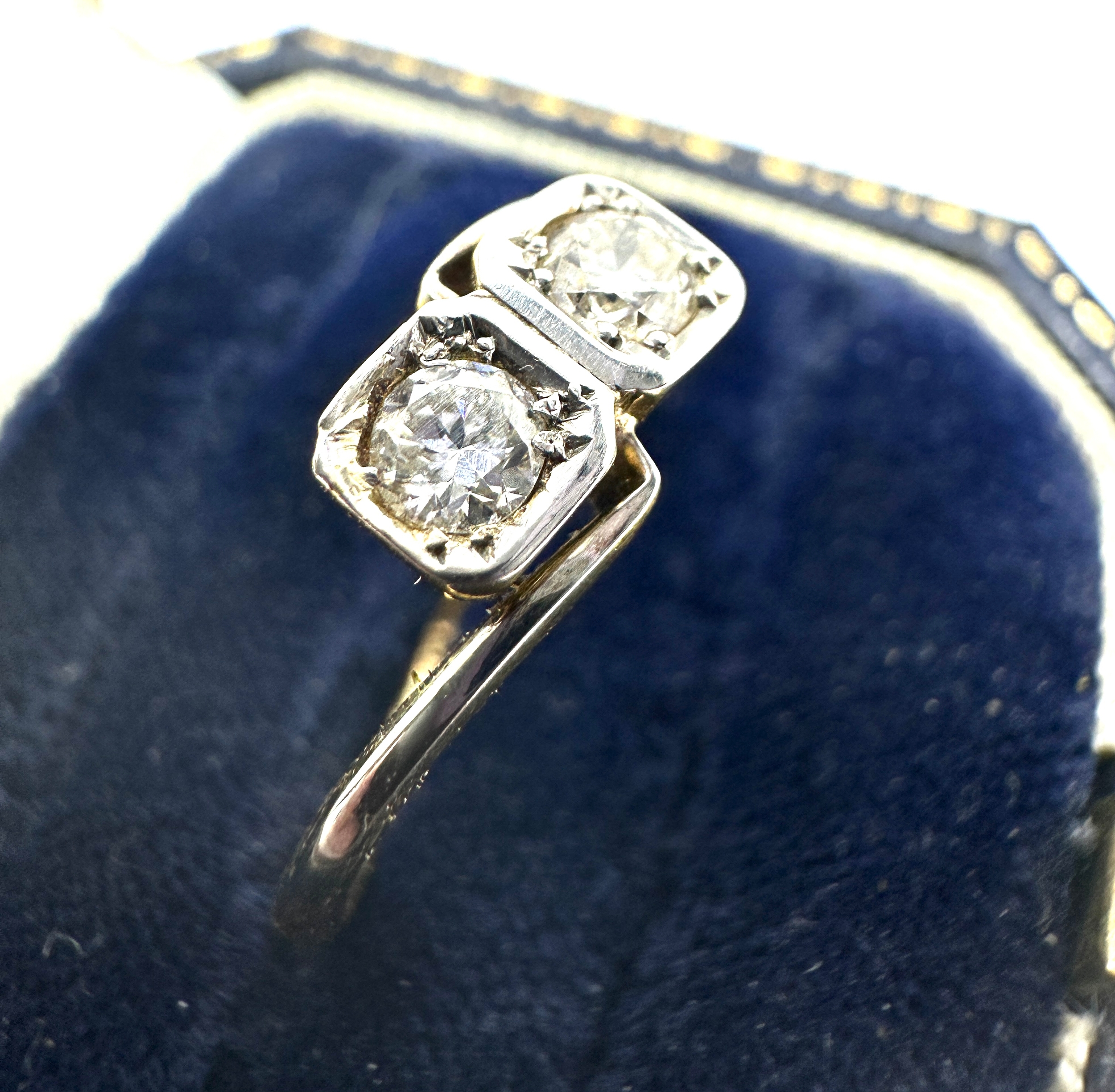 18ct gold diamond ring set with 2 diamonds each measure approx 4mm est 0.40ct weight 2.6g - Image 2 of 4