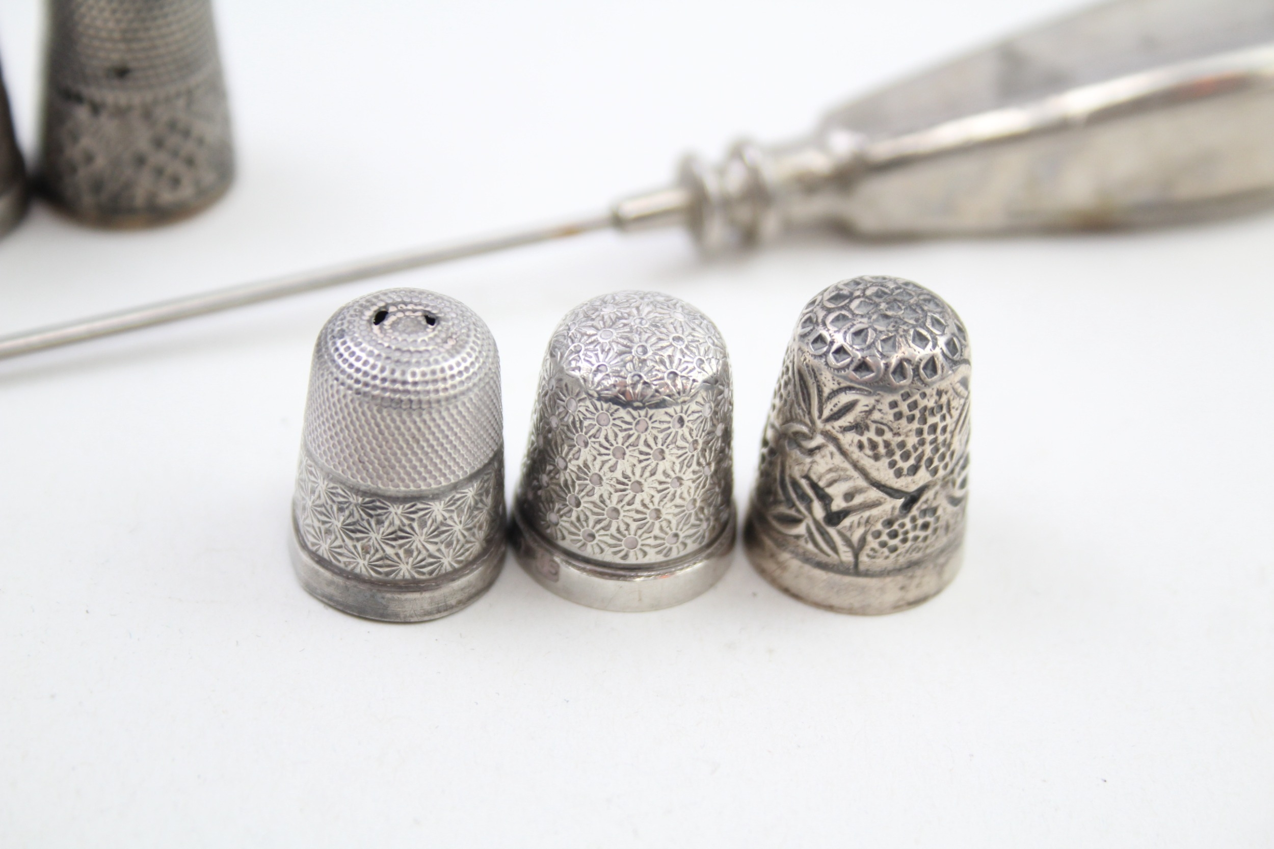 8 x .925 sterling thimbles & handled crochet hook - Image 5 of 6