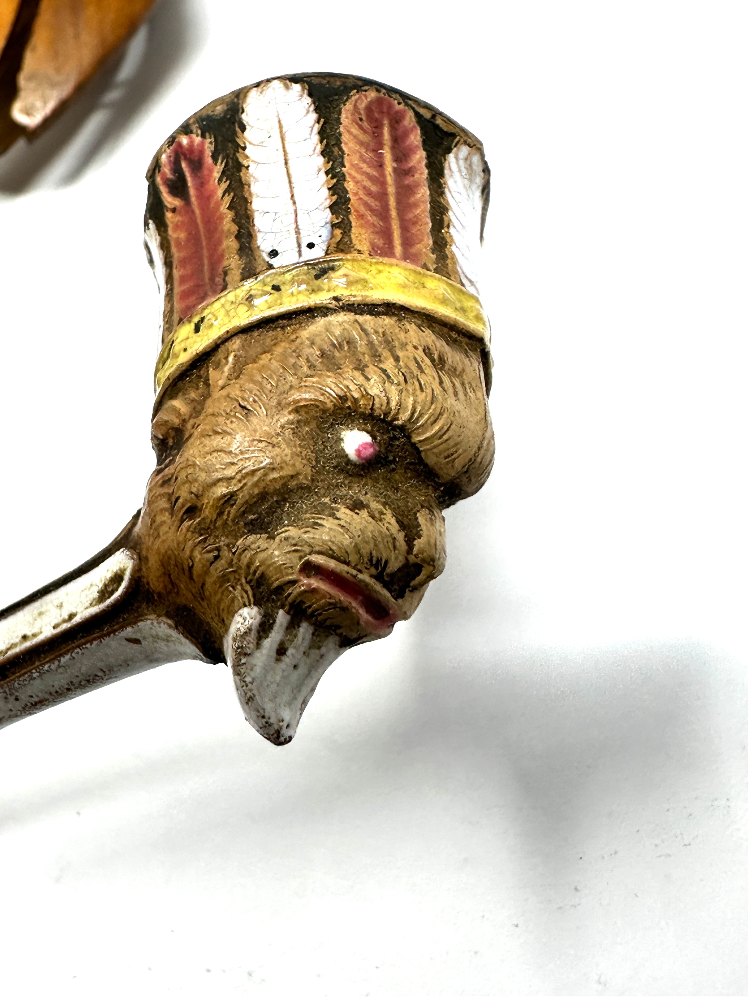 An 18thC carved fruit wood pipe case opening to reveal a clay pipe having glazed indian head - Bild 3 aus 4