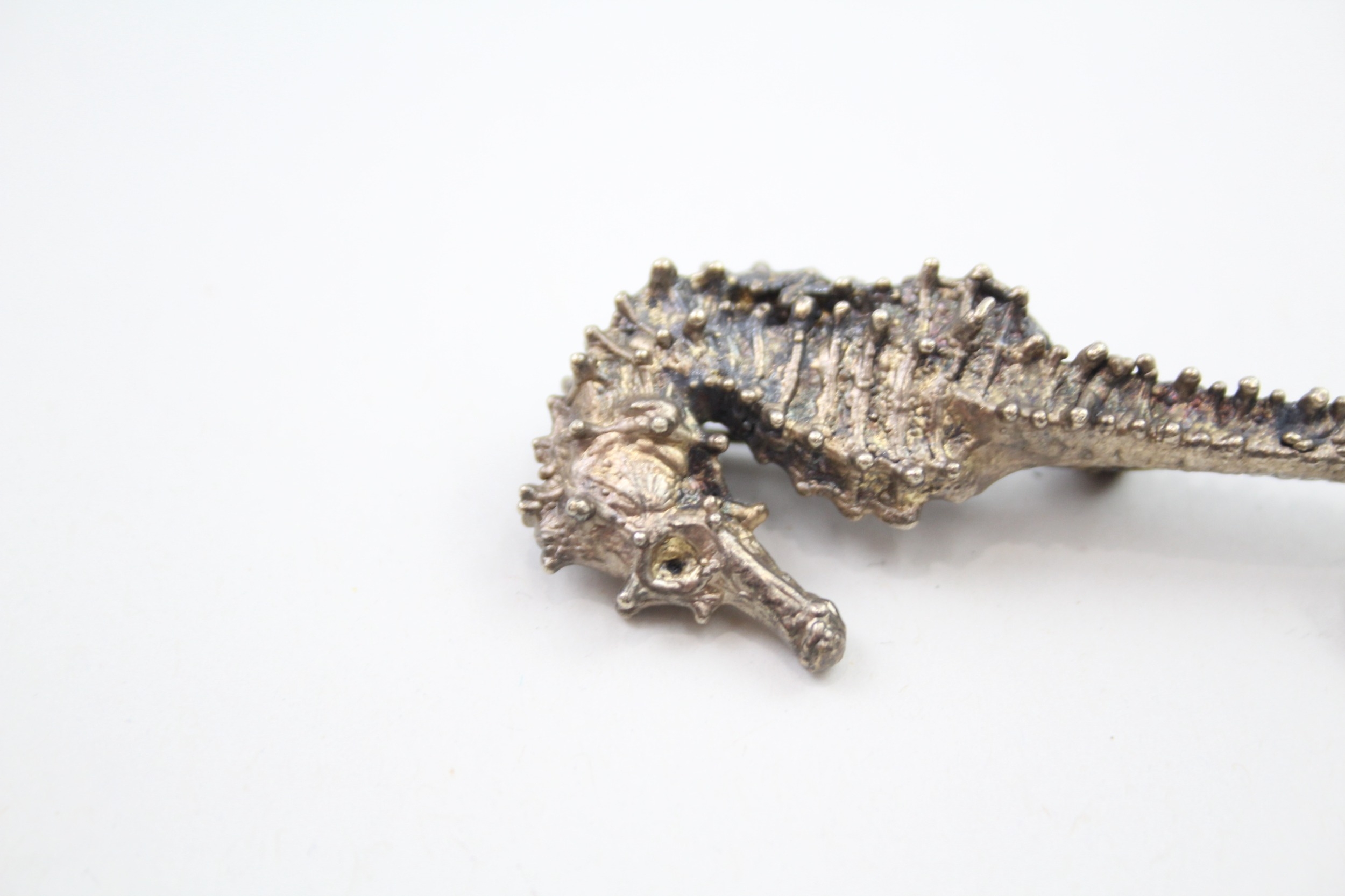 A silver cast seahorse brooch by Flora Danica, Denmark (7g) - Image 2 of 4