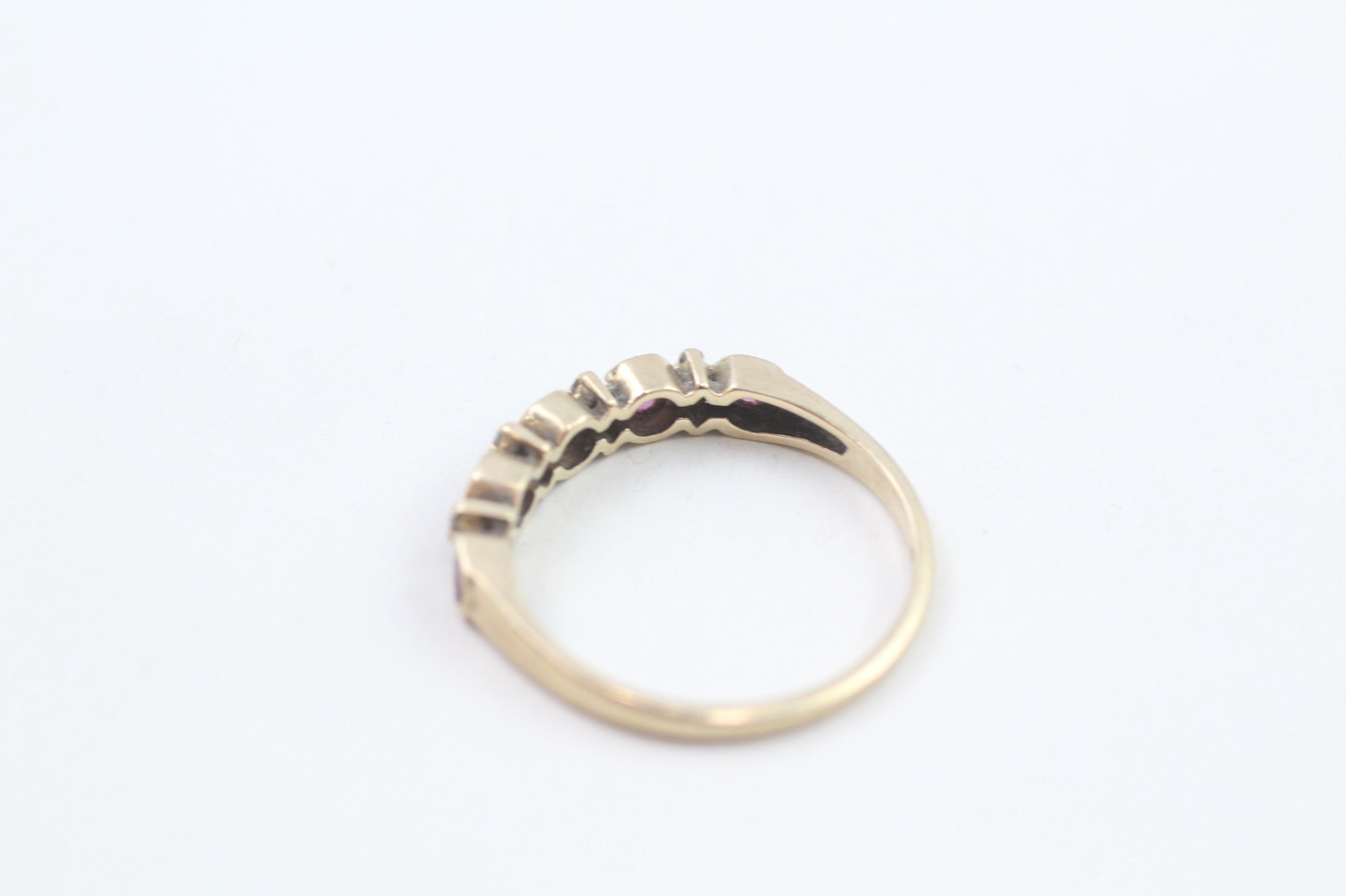 9ct gold vintage ruby & diamond half eternity ring (1.4g) - Image 4 of 4