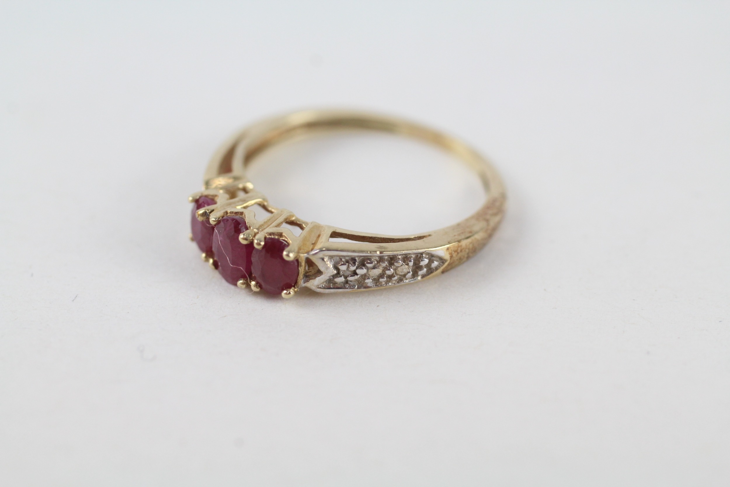 9ct gold oval cut ruby & diamond ring (1.7g) - Image 3 of 4