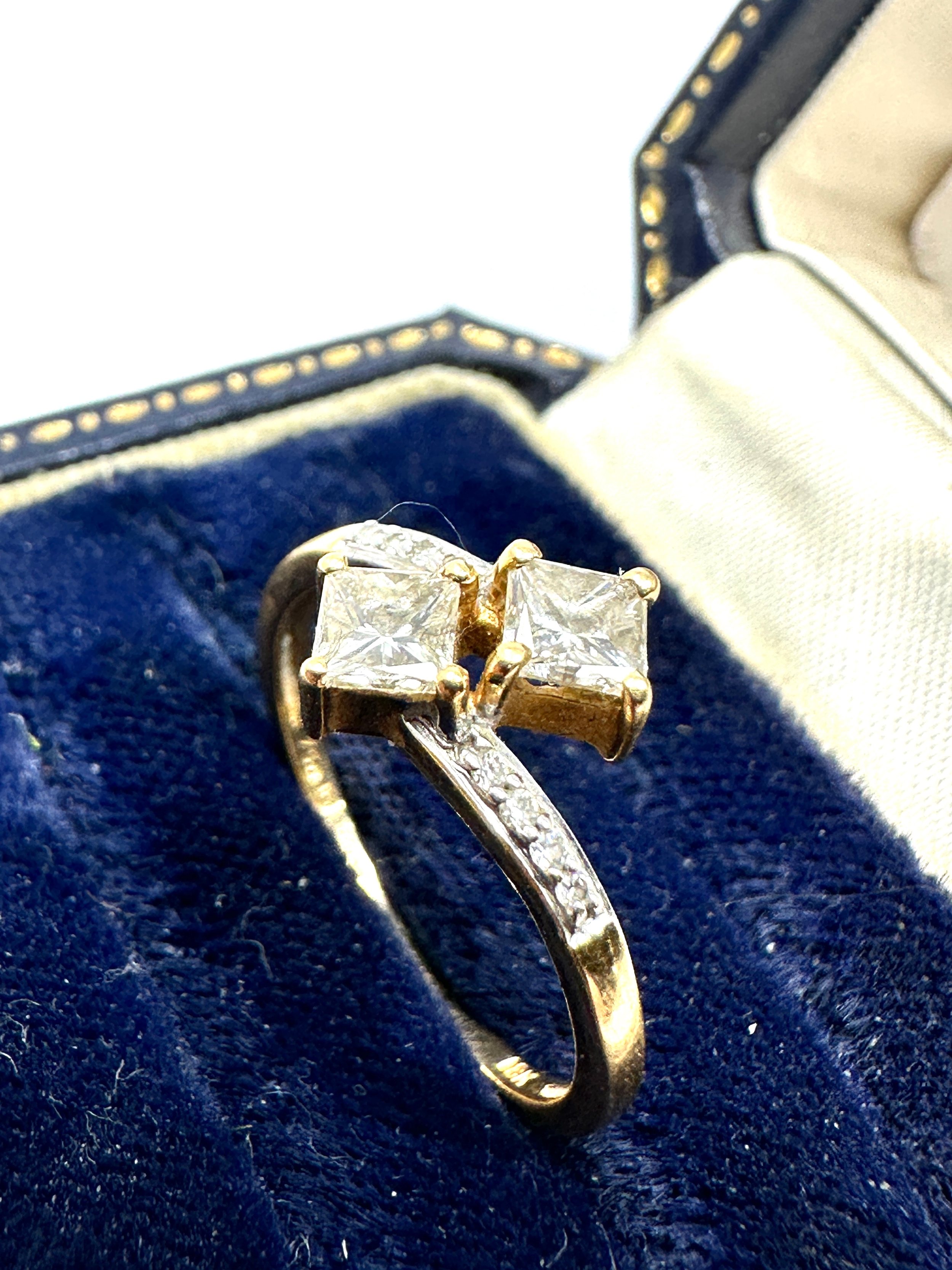 18ct gold 2 square cut diamond with diamond shoulders est 0.60 pt diamonds weight of ring 2.1g - Image 3 of 4