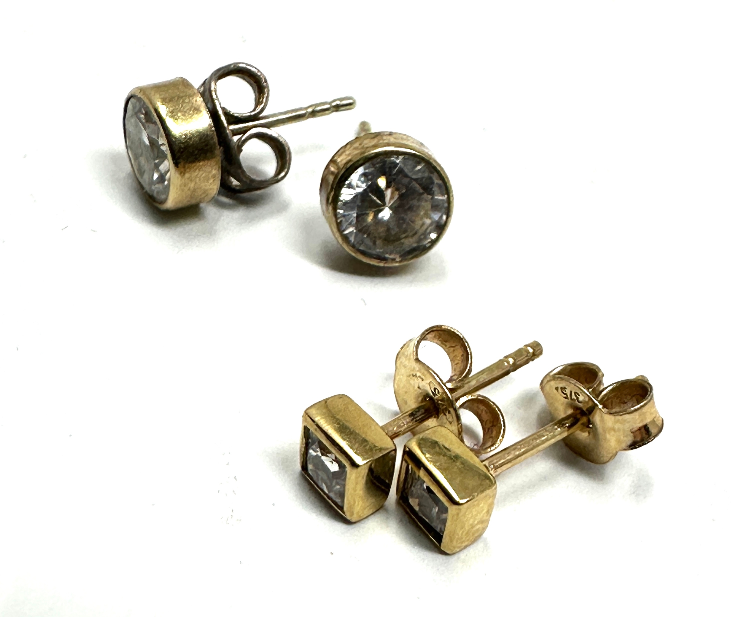 2 pairs of 9ct gold & white stone earrings weight 1.8g - Image 3 of 3