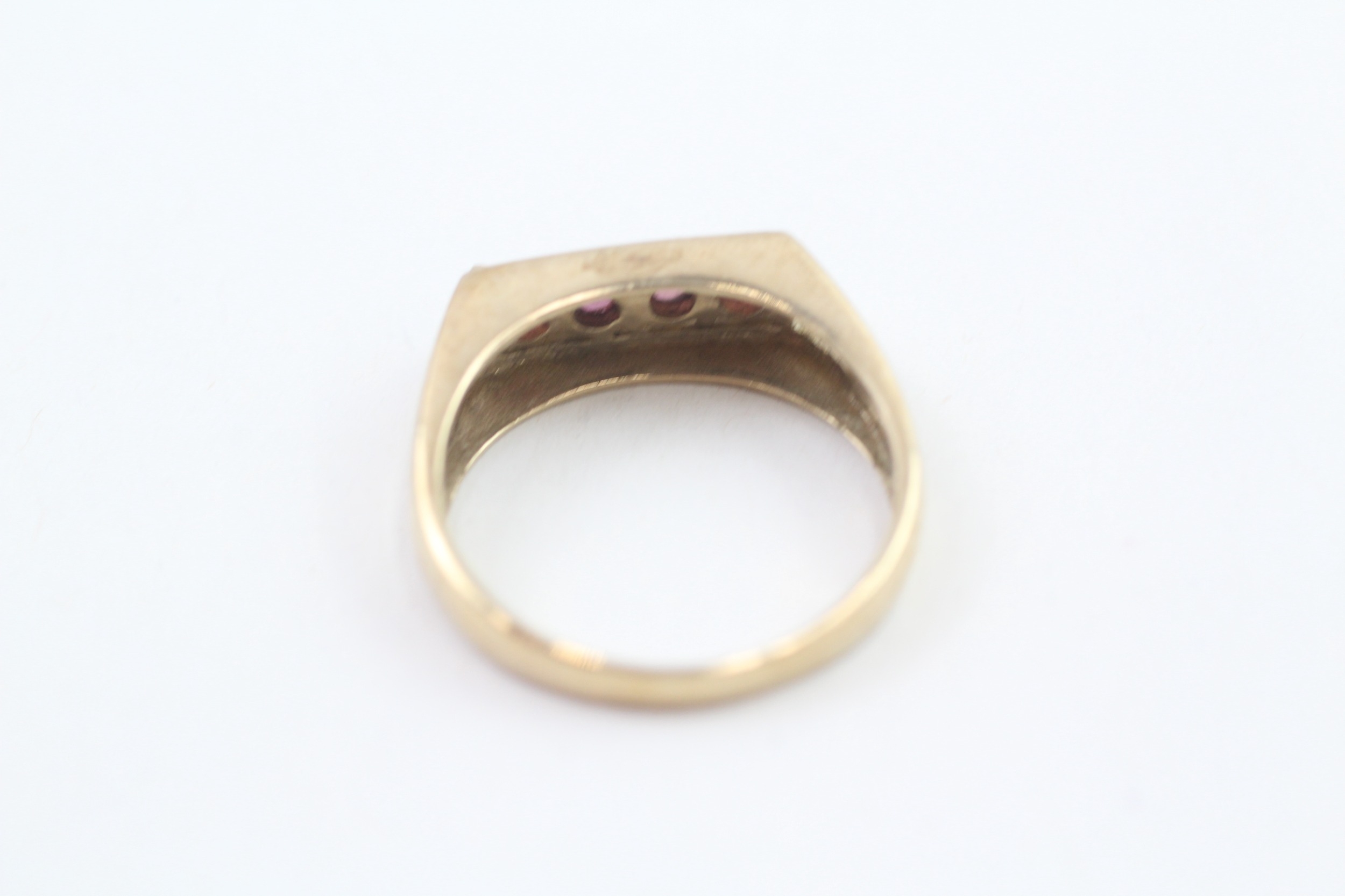 9ct gold cabochon cut garnet four stone ring (2.5g) - Image 4 of 4