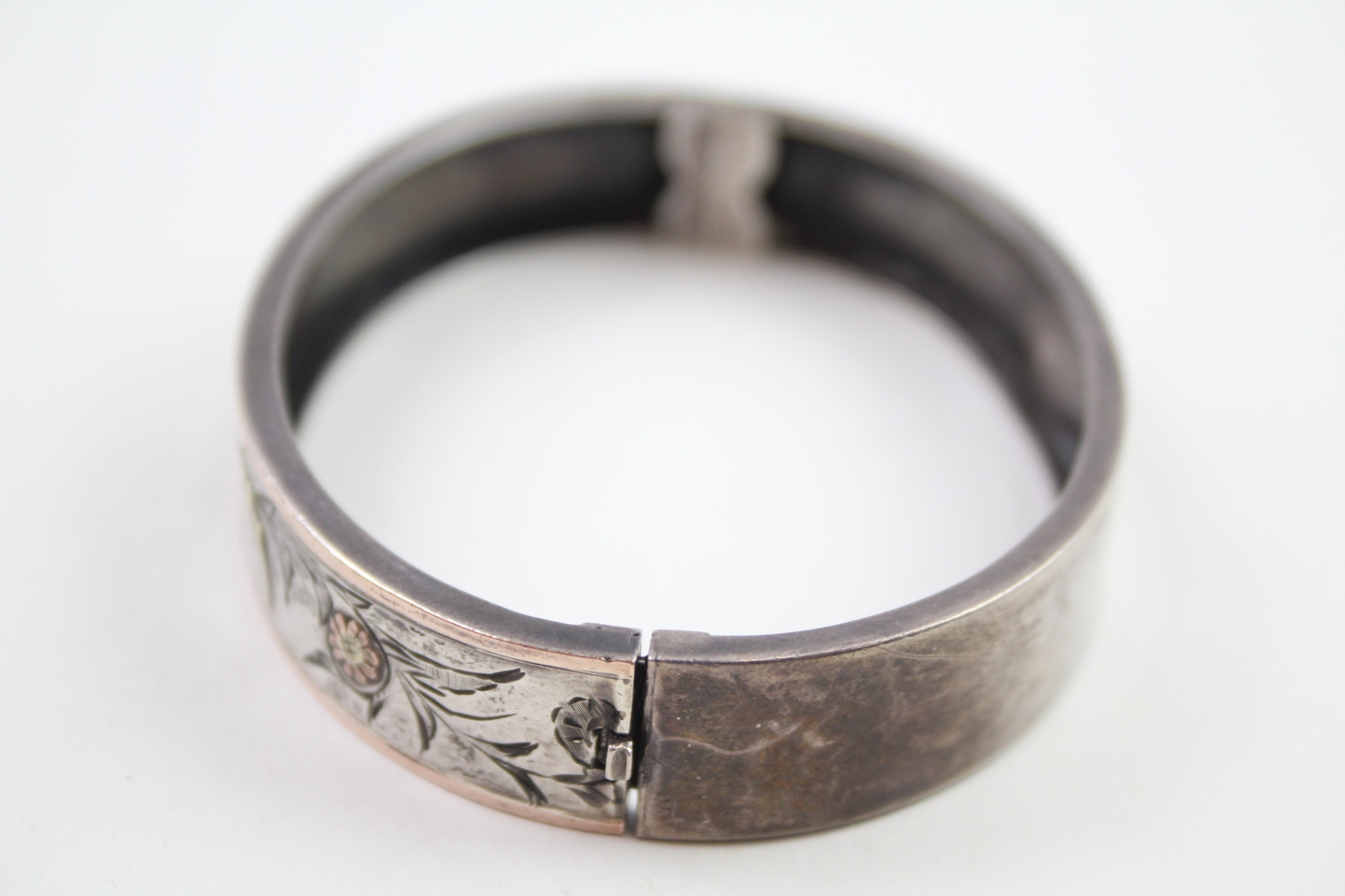 A decorative Victorian silver bangle with gold floral detailing (16g) - Image 4 of 6