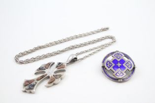 A Victorian silver hardstone inlaid Scottish revival cross pendant and an enamel brooch (25g)