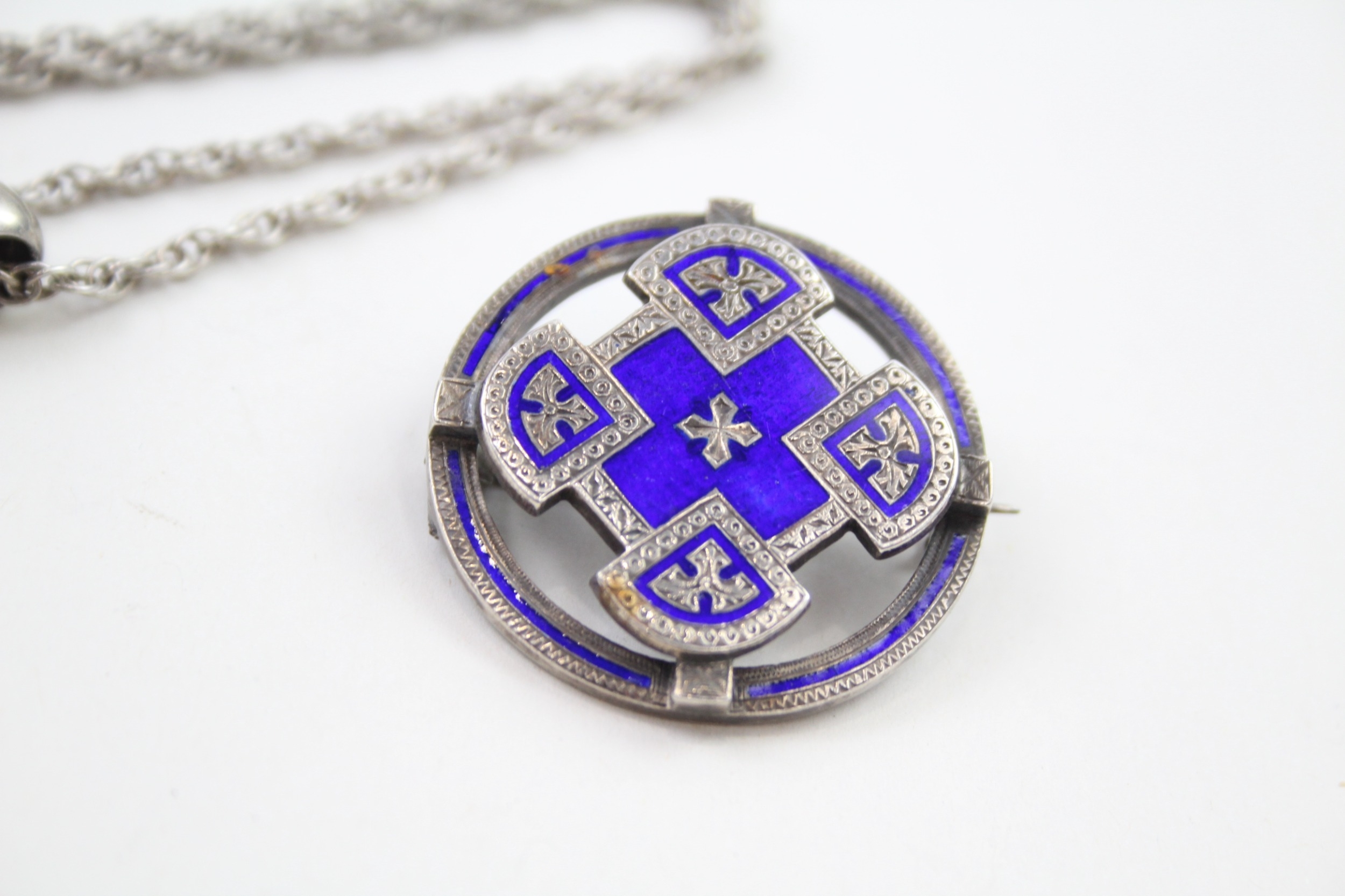 A Victorian silver hardstone inlaid Scottish revival cross pendant and an enamel brooch (25g) - Image 5 of 5