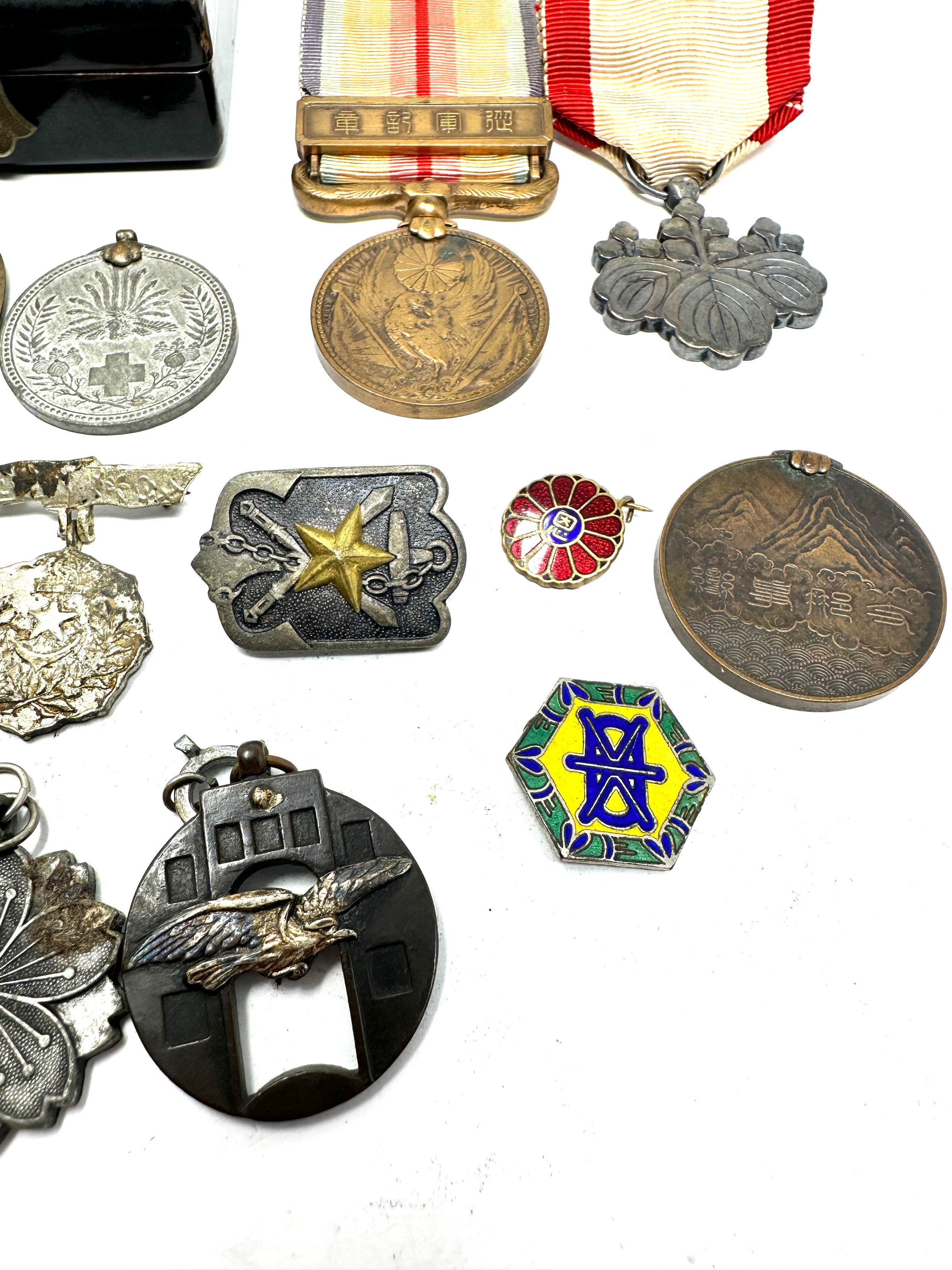 selection of ww2 japanese medals pins etc with original medal box - Image 5 of 6