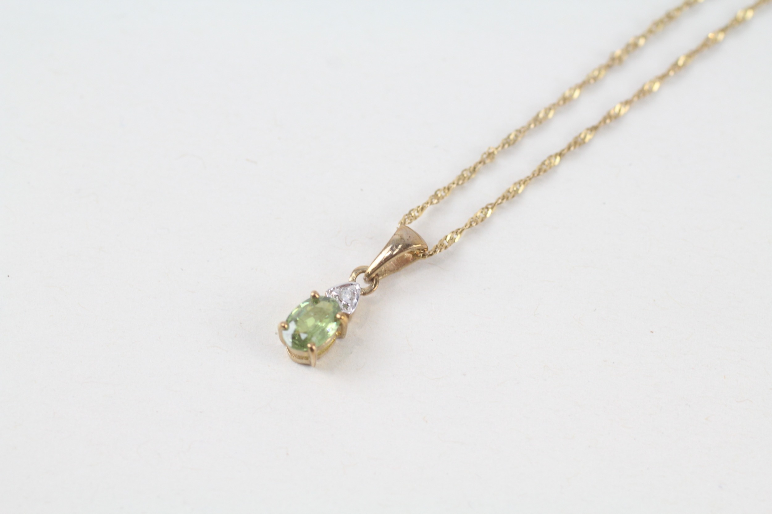 9ct gold green peridot pate & diamond pendant necklace (1.5g)