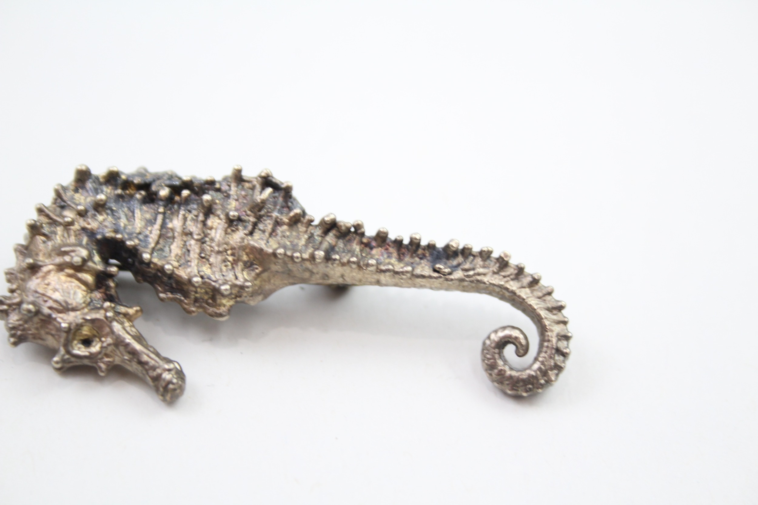 A silver cast seahorse brooch by Flora Danica, Denmark (7g) - Image 3 of 4