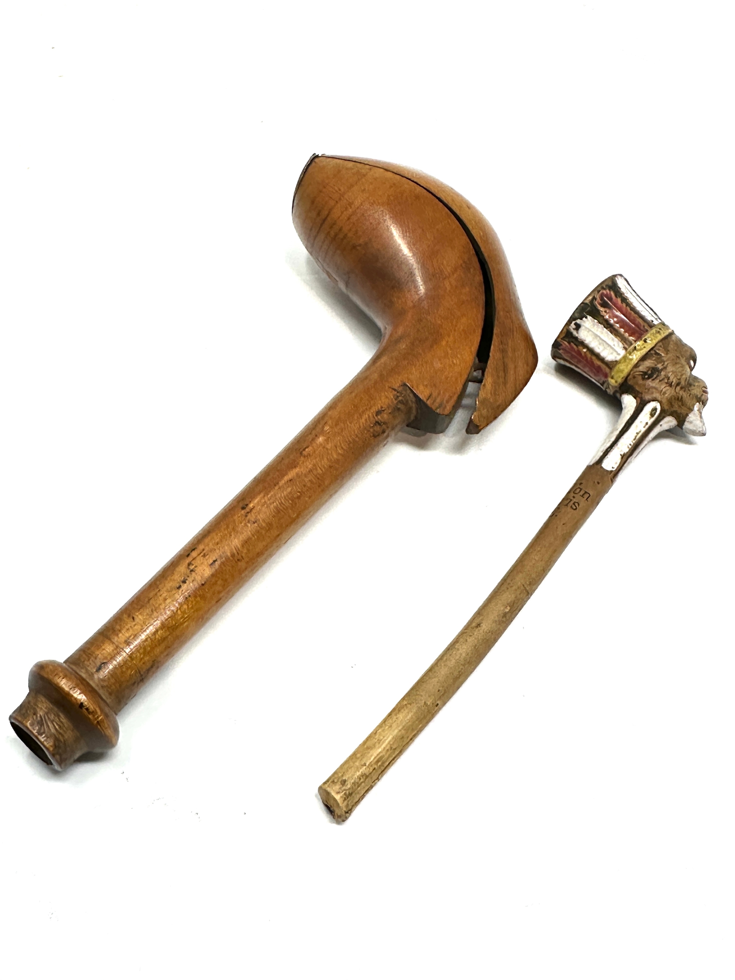 An 18thC carved fruit wood pipe case opening to reveal a clay pipe having glazed indian head - Bild 2 aus 4