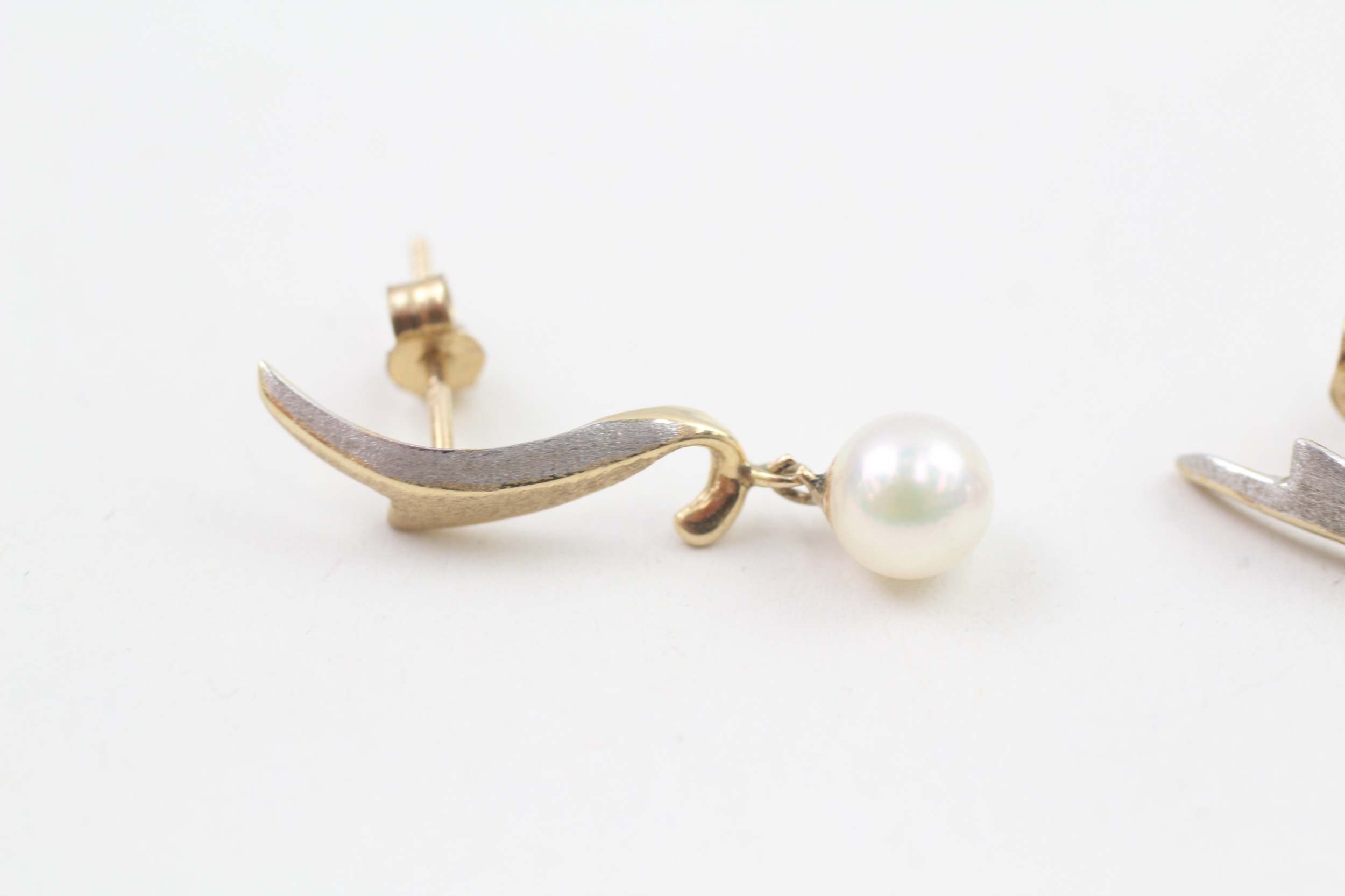 14ct gold bi-colour cultured pearl drop earrings with 9ct scroll backs (1.6g) - Image 2 of 4