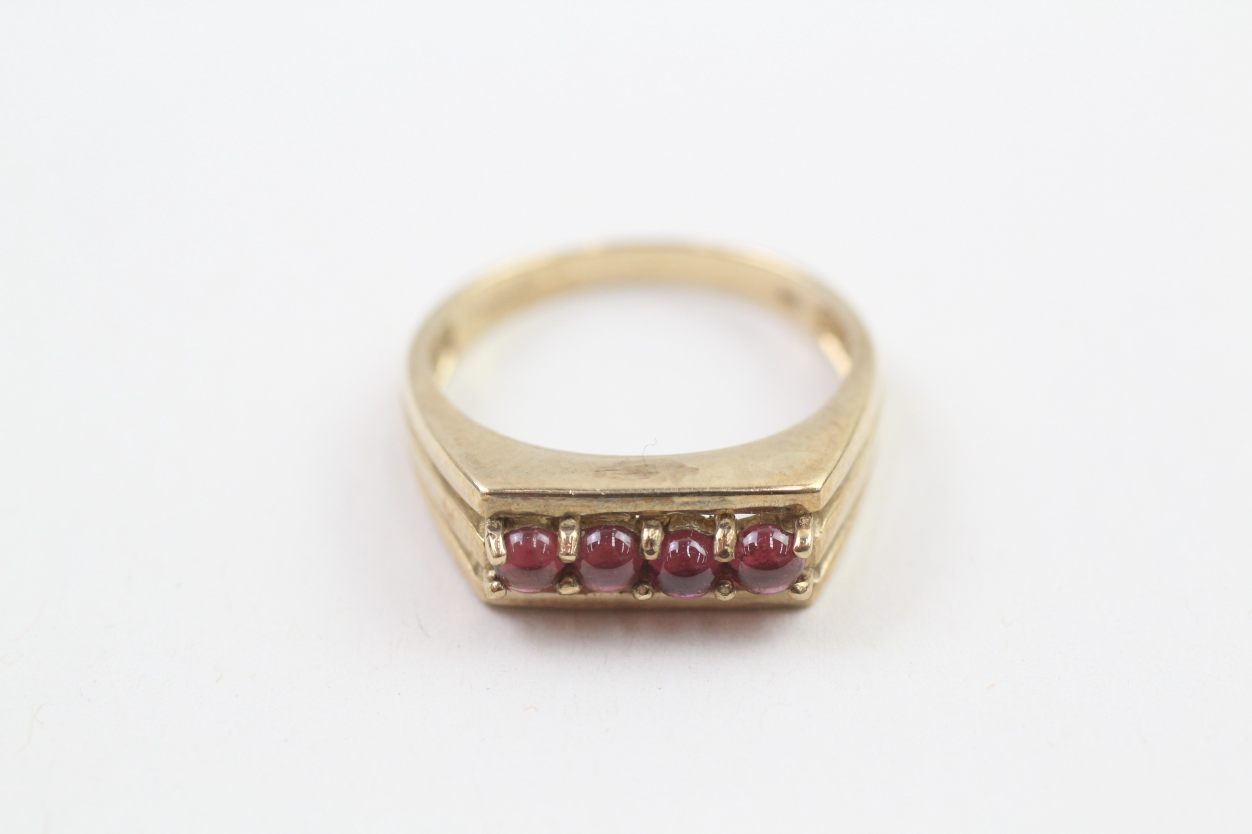 9ct gold cabochon cut garnet four stone ring (2.5g)