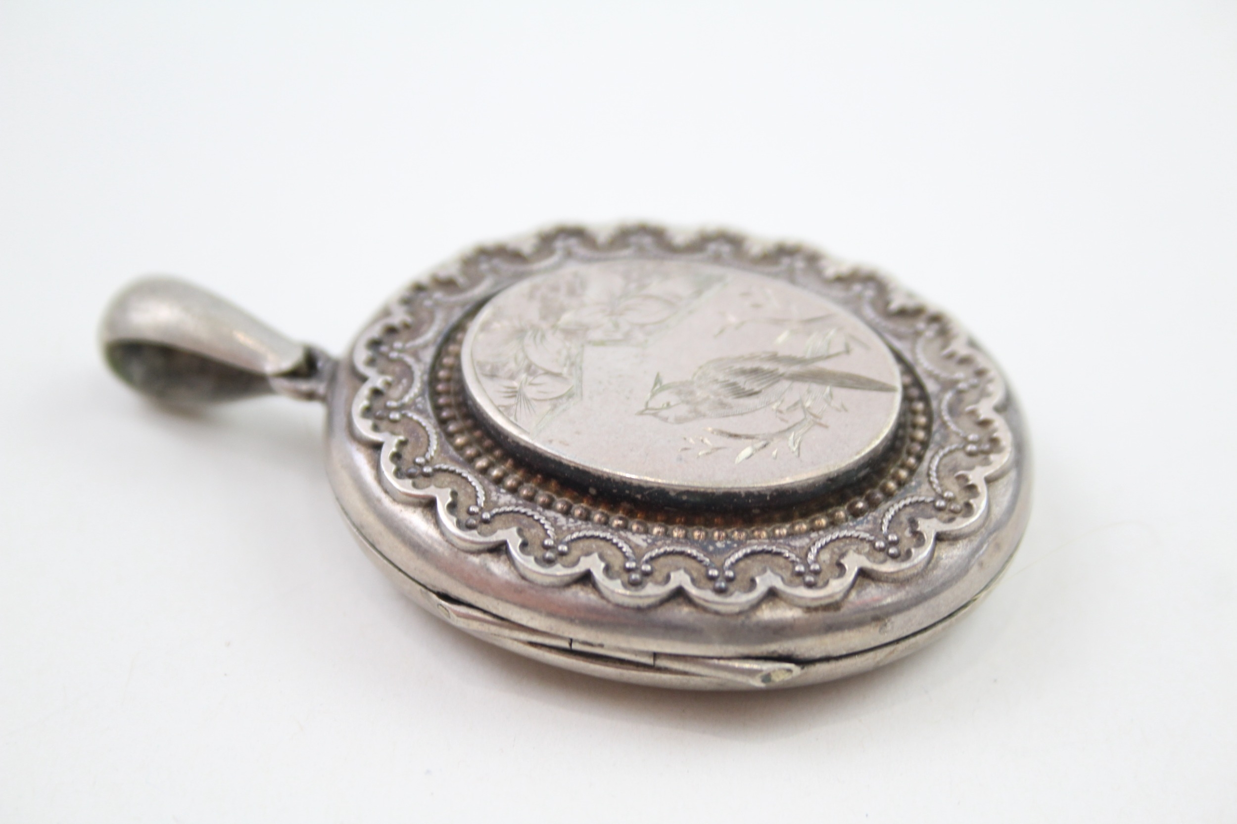 A large decorative Victorian silver locket (18g) - Image 2 of 6