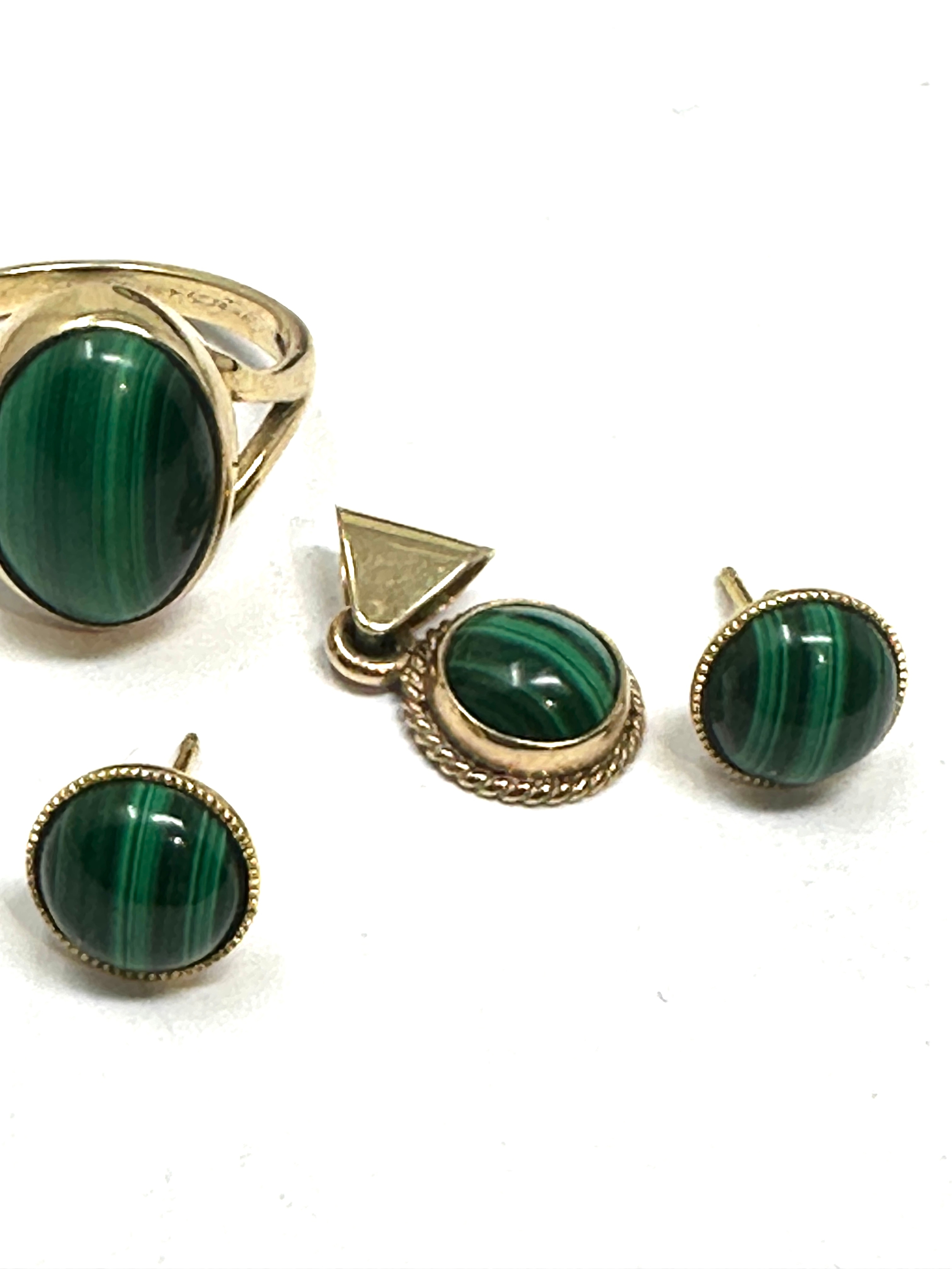 9ct gold malachite ring pendant & earrings weight 7.6g - Image 3 of 4