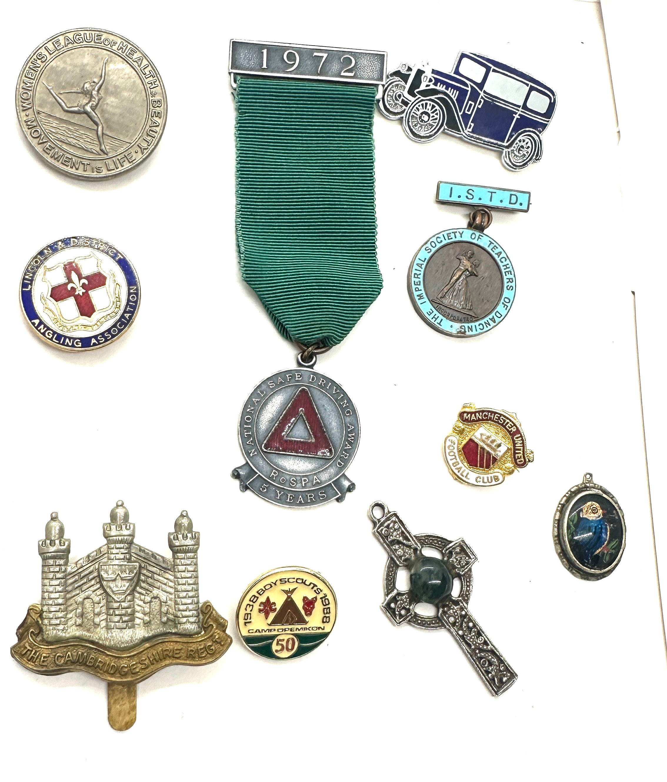 Tray of collectables includes badges, cap badges - Image 6 of 6