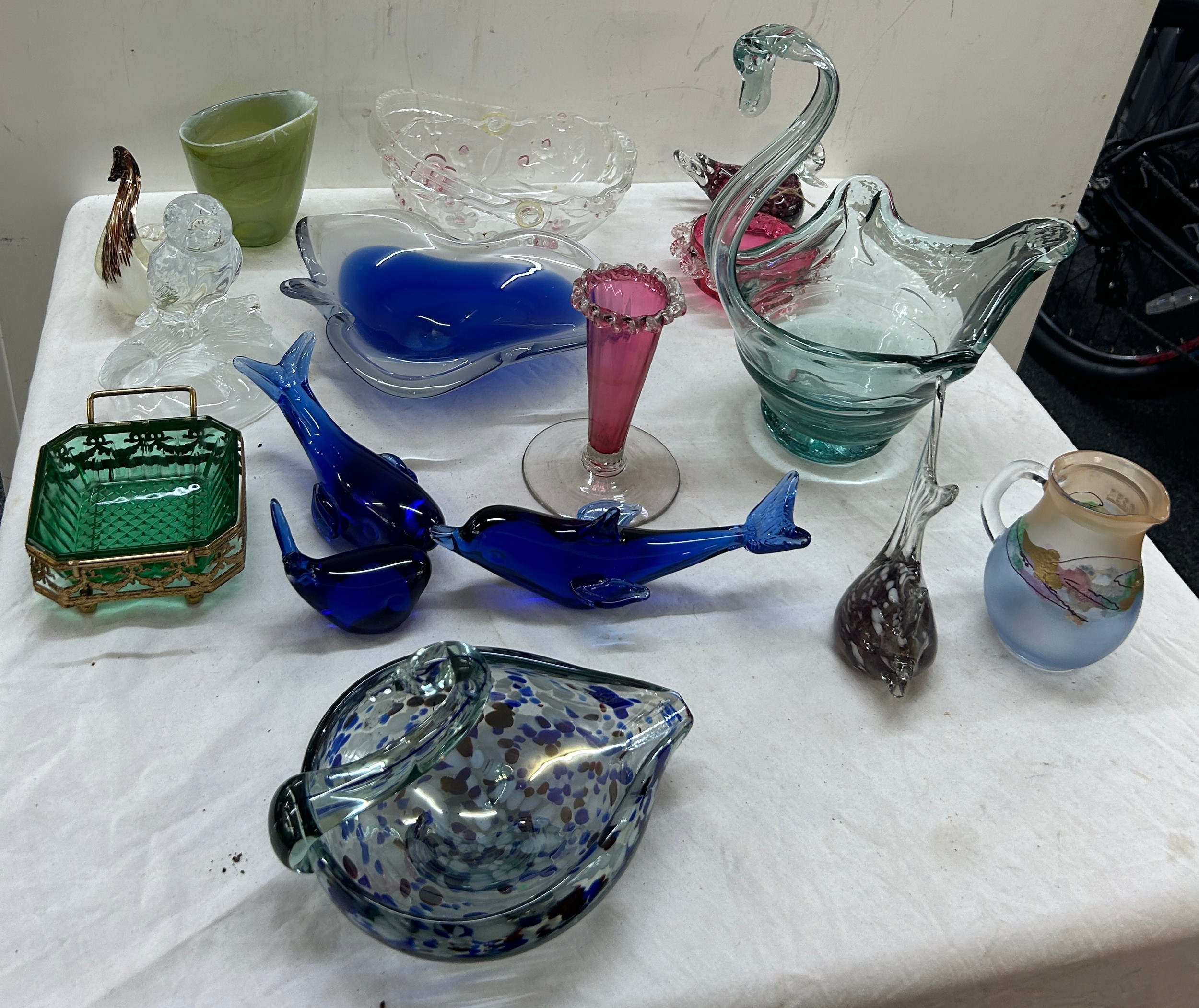 Selection of assorted coloured glassware - Image 2 of 2