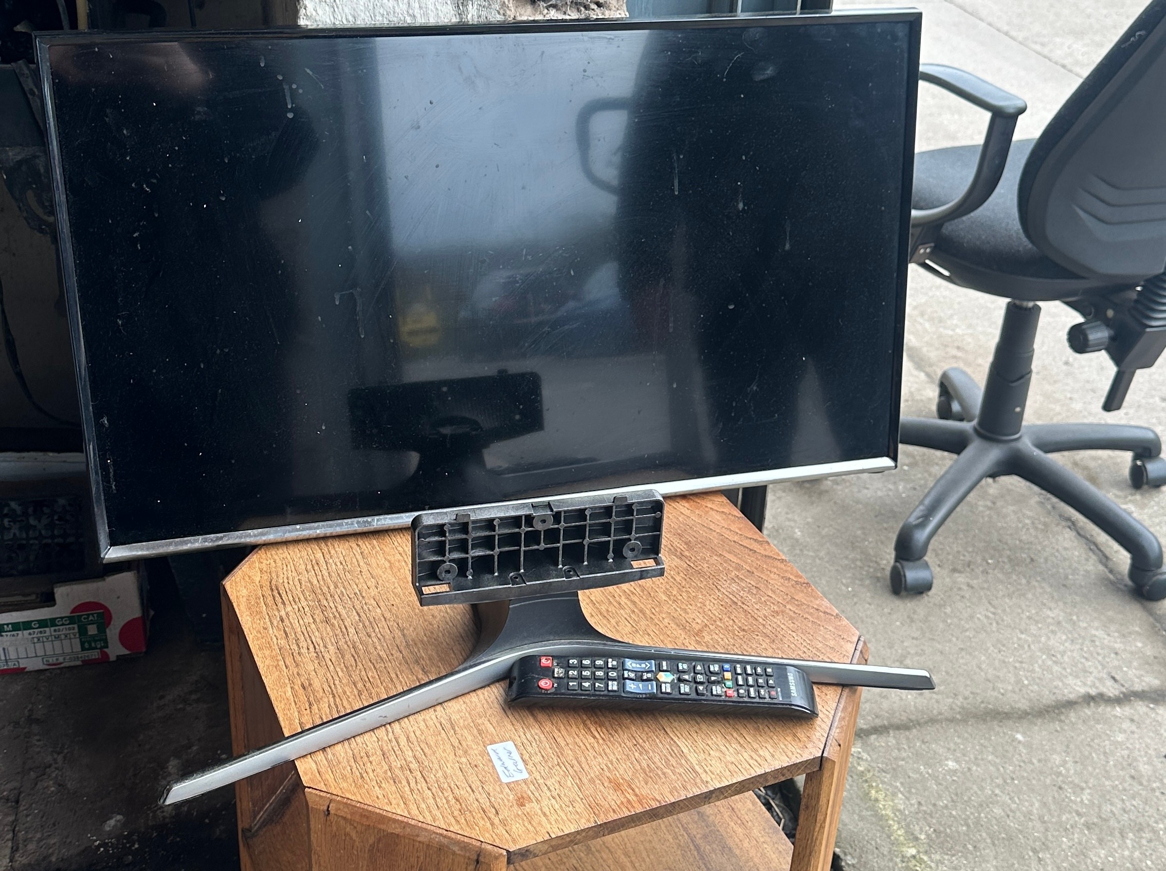 Samsung 32" smart tv with remote in working order - Image 2 of 4