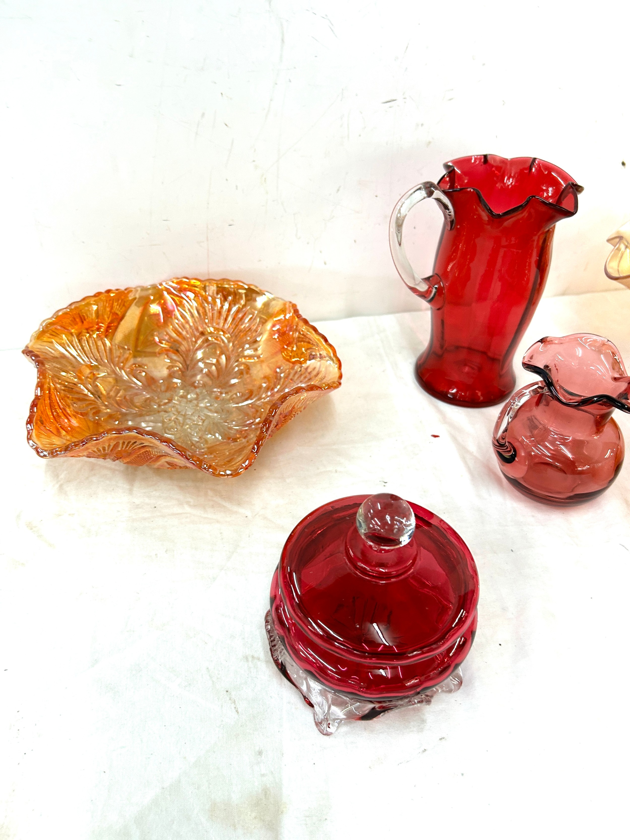 Selection of vintage glassware to include cranberry and carnival glass - Image 3 of 3