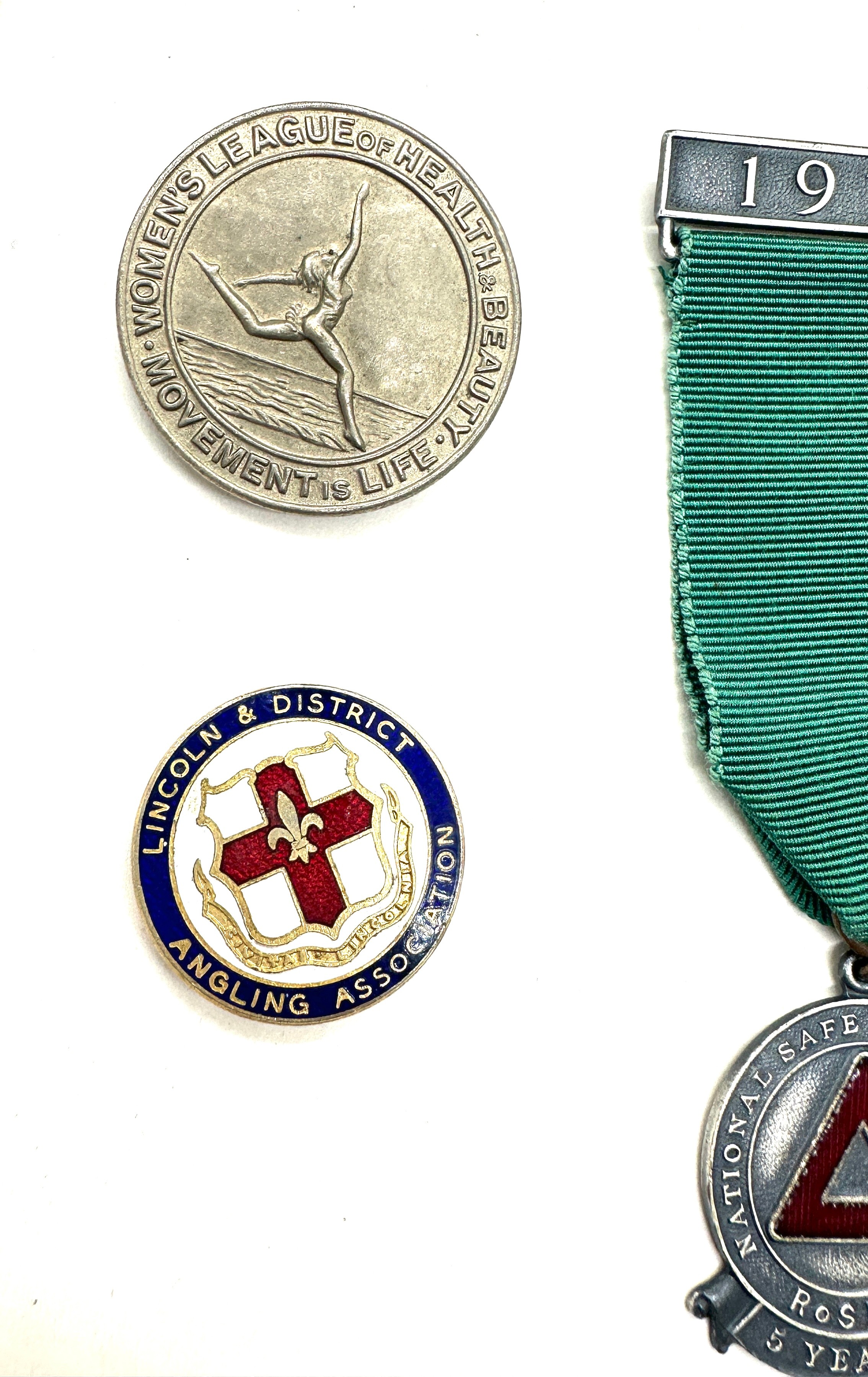 Tray of collectables includes badges, cap badges - Image 2 of 6