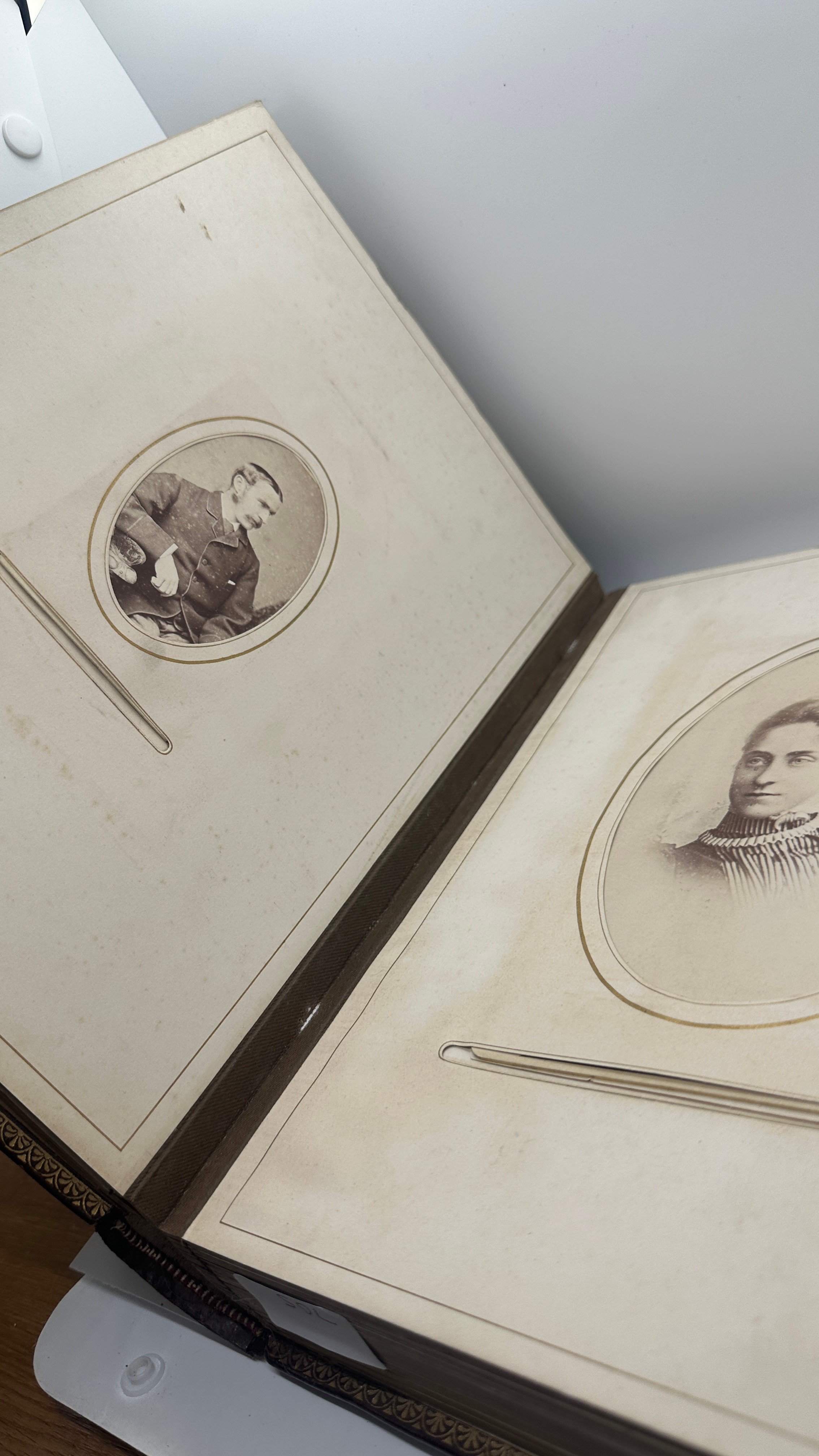 Fine Antique Photograph album with Carte de Visite and cabinet cards many finely decorated pages - Image 3 of 10