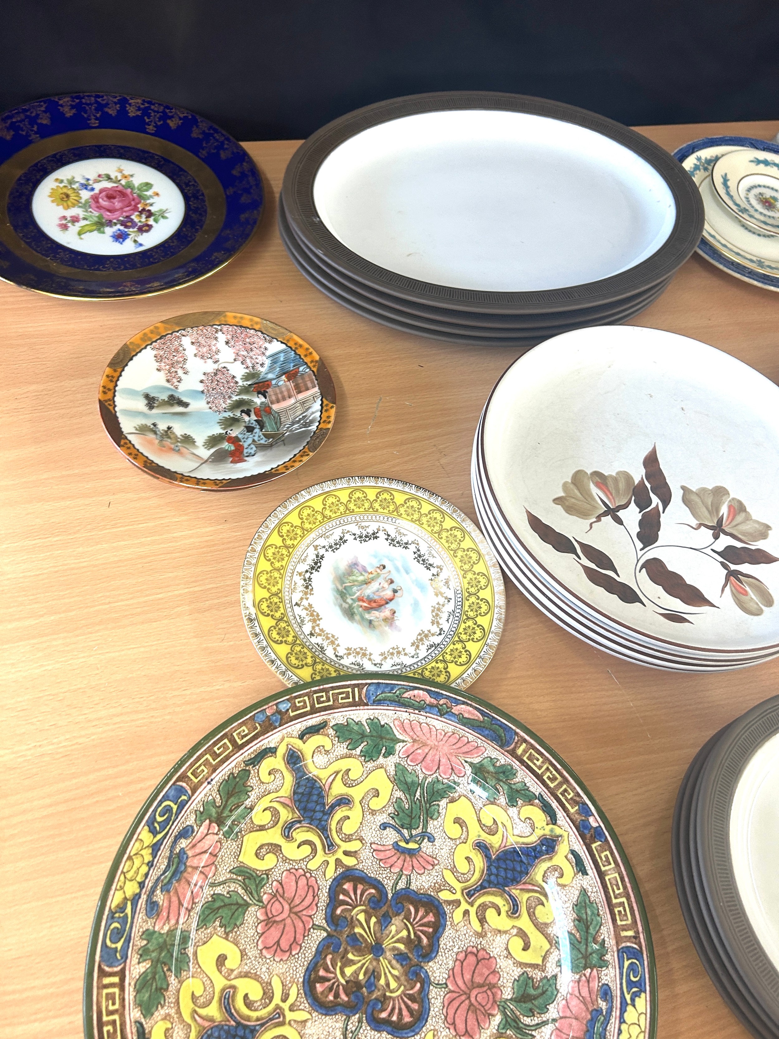 Selection of miscellaneous to include wall plates, lady figures, tea pots etc - Image 5 of 8