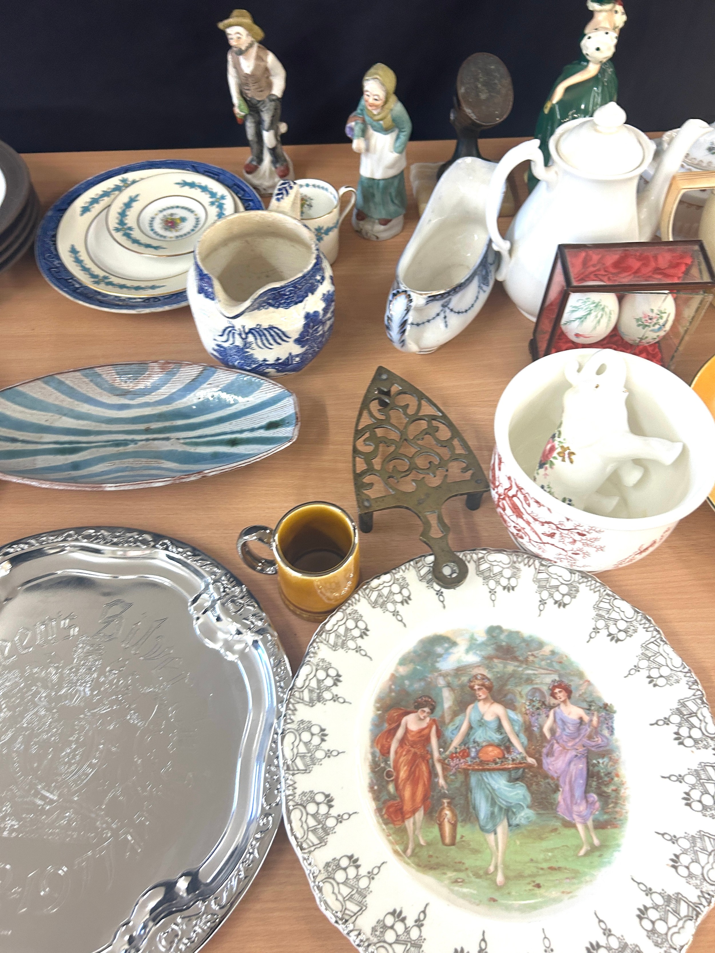 Selection of miscellaneous to include wall plates, lady figures, tea pots etc - Image 3 of 8