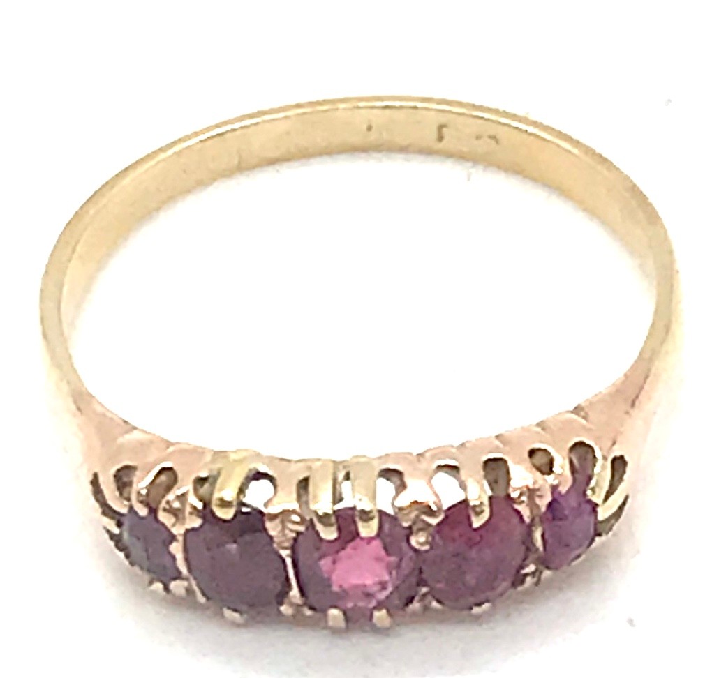 9ct gold 5 sone garnet dress ring. 2.6grams