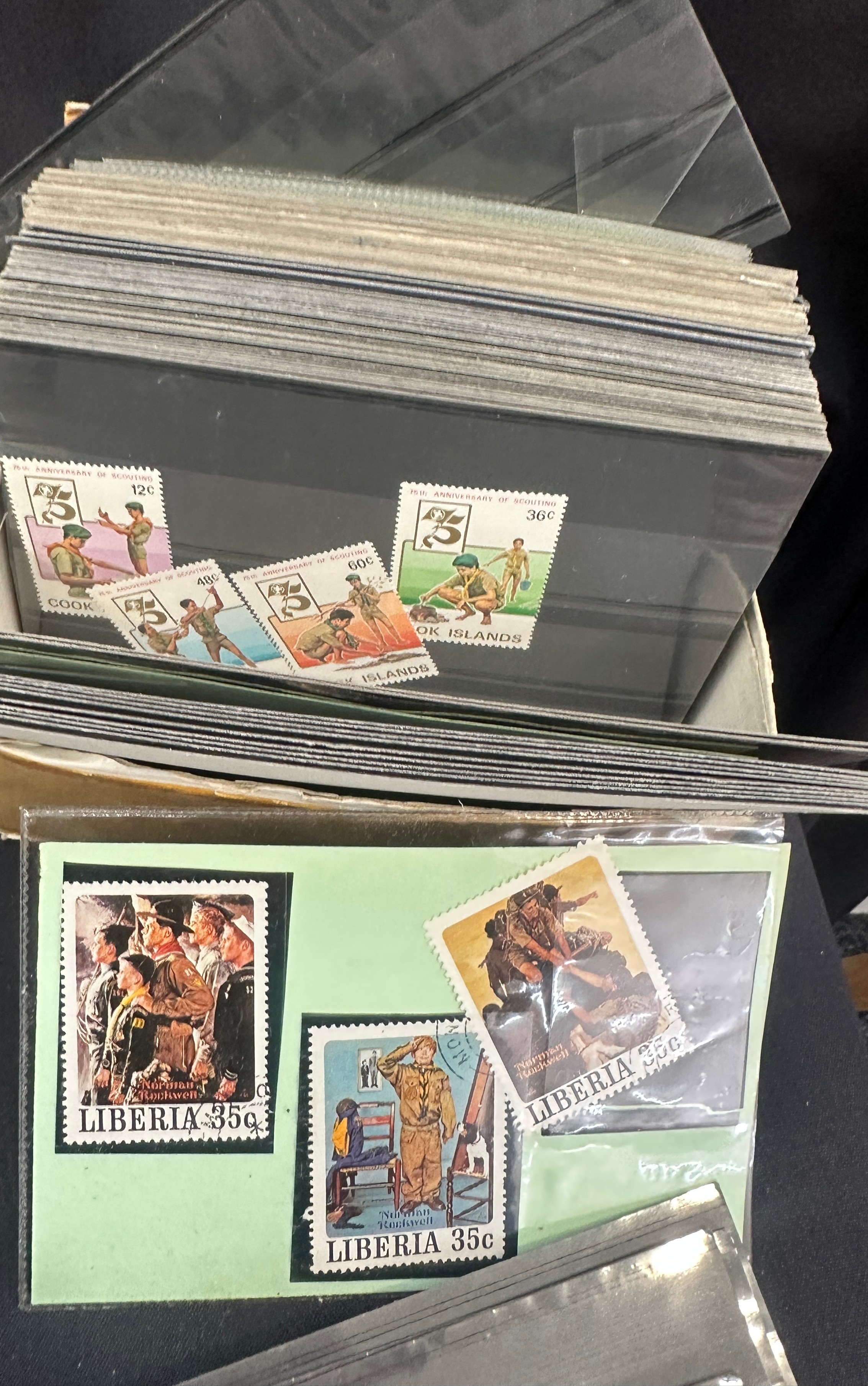 Selection of vintage cigarette cards and stamps - Bild 7 aus 11