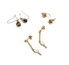 3 pairs of 9ct gold earrings weight 3.4 grams