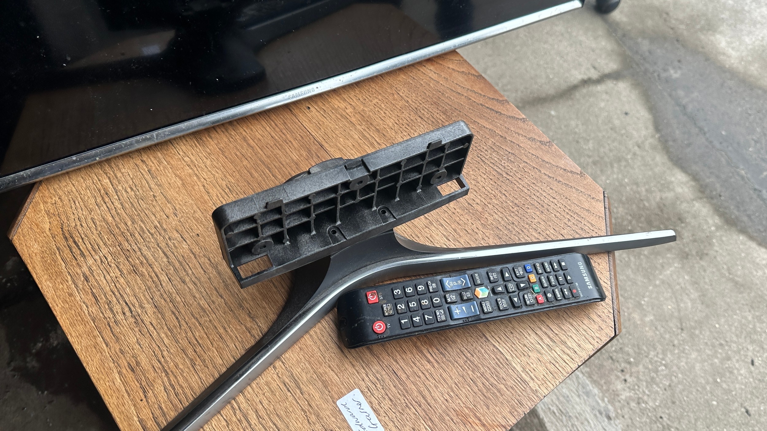 Samsung 32" smart tv with remote in working order - Image 4 of 4