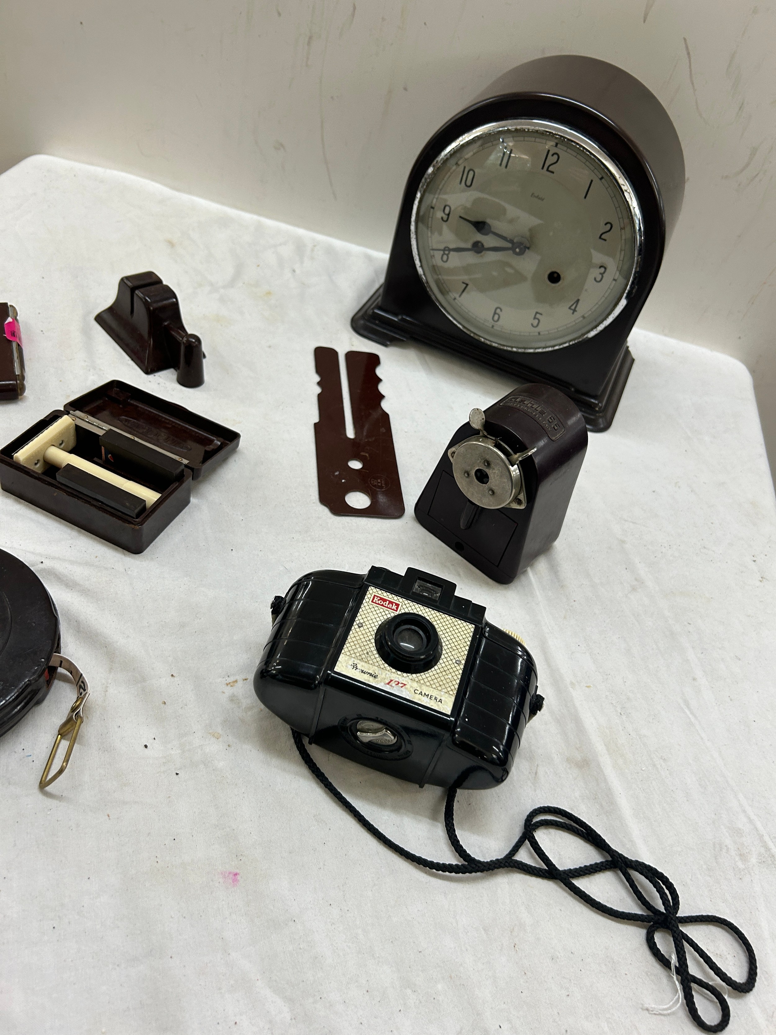 Selection of Bakelite items includes camera, clock etc - Bild 4 aus 5