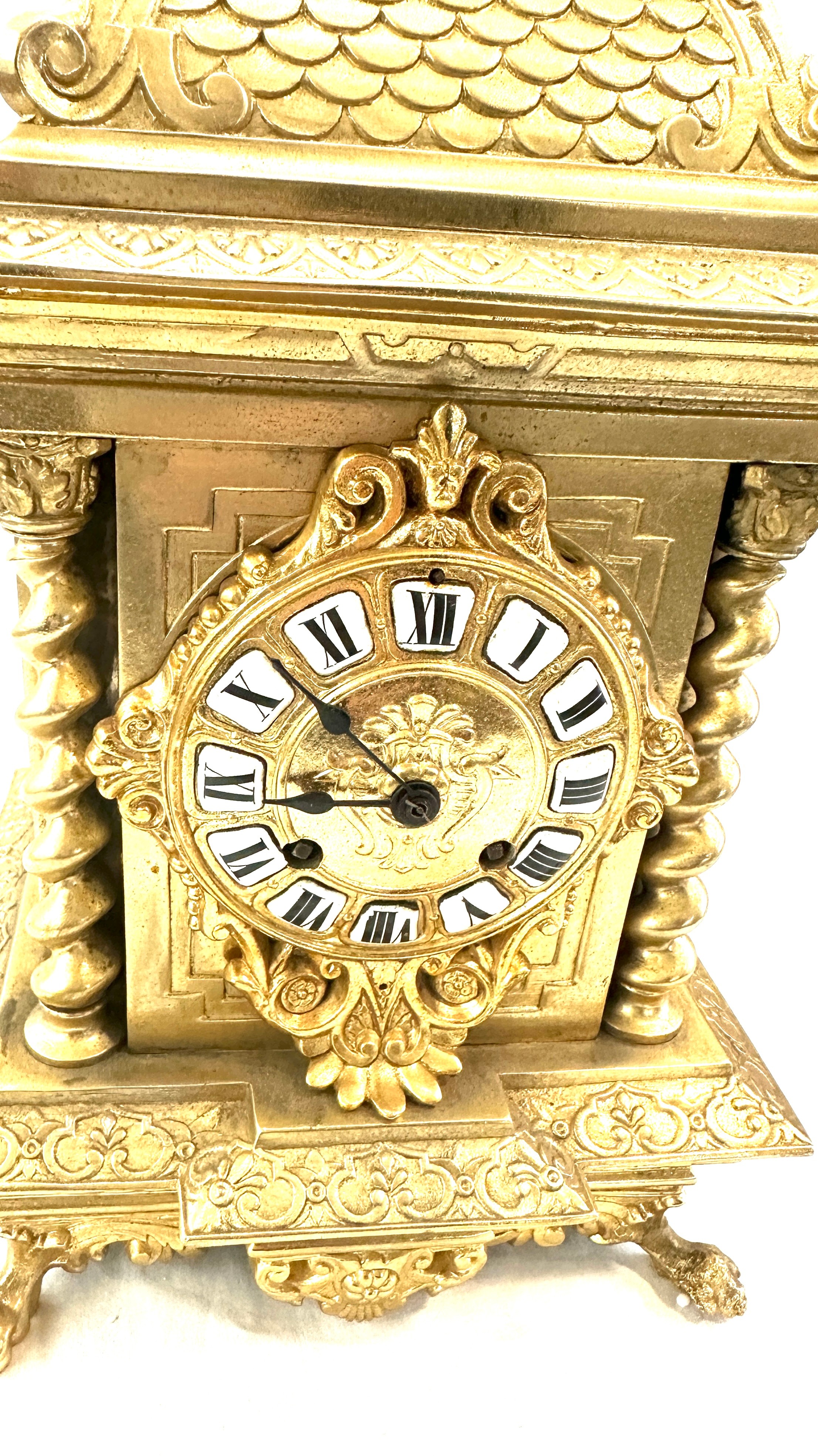 Vintage brass 2 key hole mantel clock with key and pendulum, approximate measurements Height 14 - Image 3 of 5