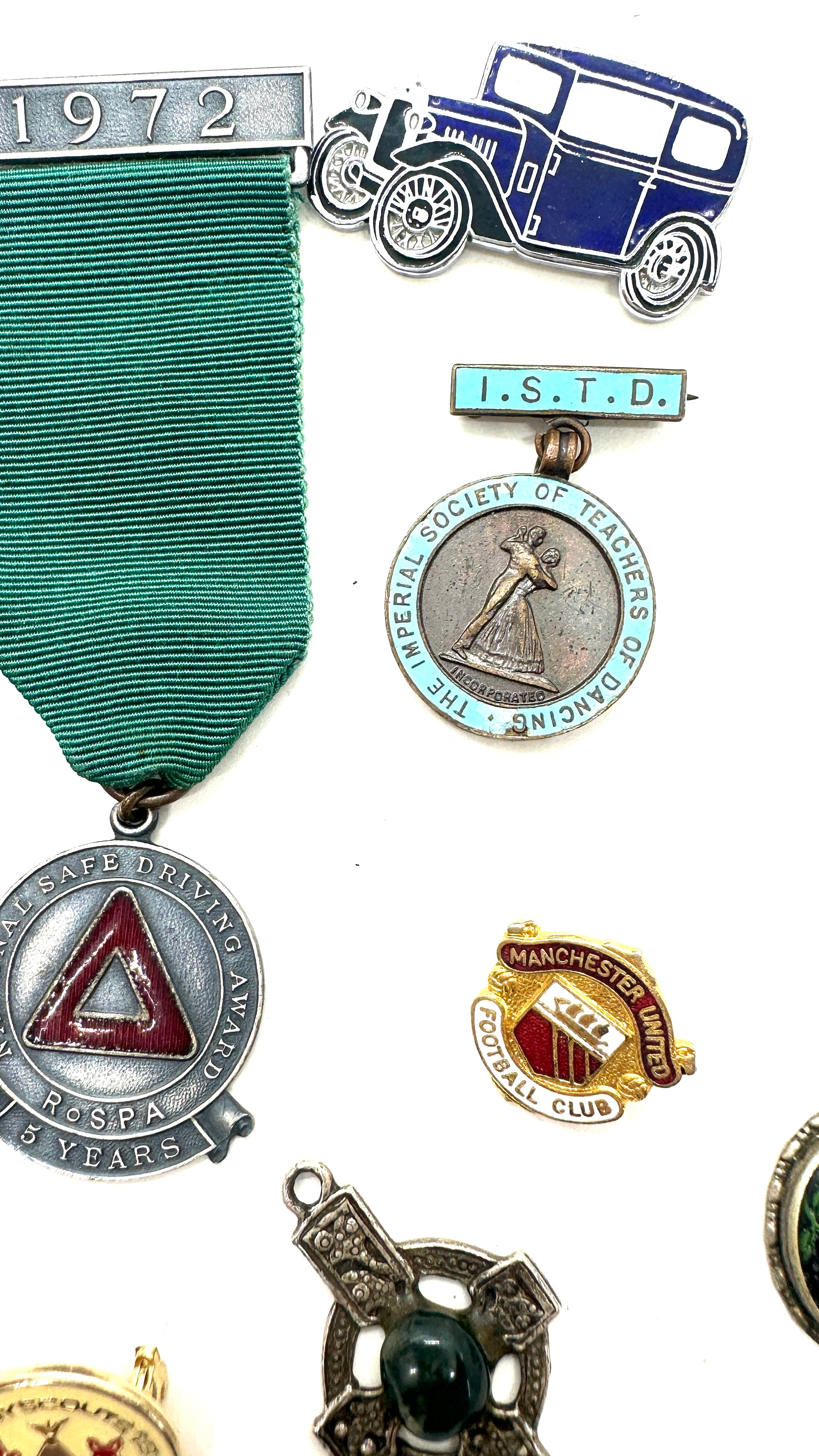 Tray of collectables includes badges, cap badges - Image 4 of 6