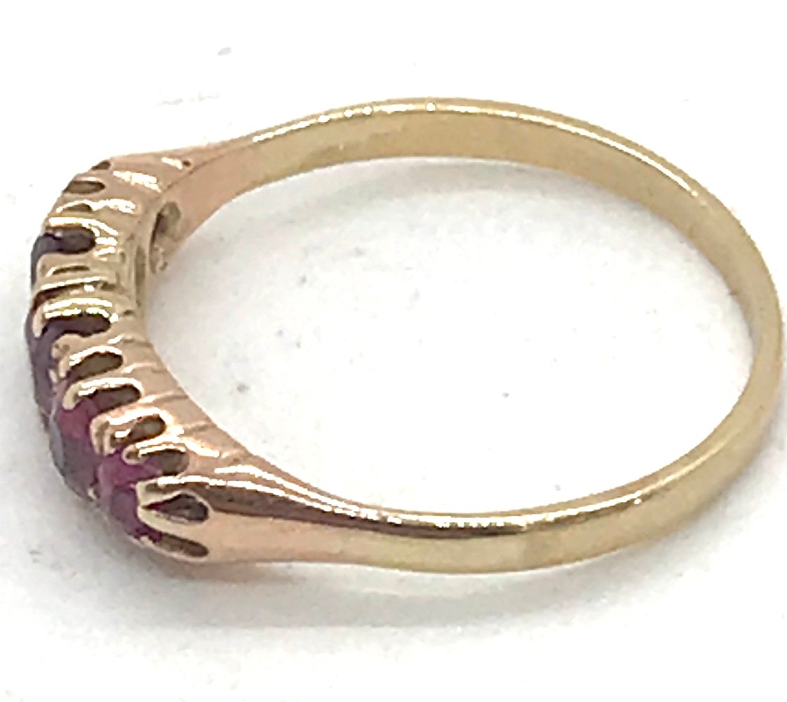 9ct gold 5 sone garnet dress ring. 2.6grams - Image 4 of 4