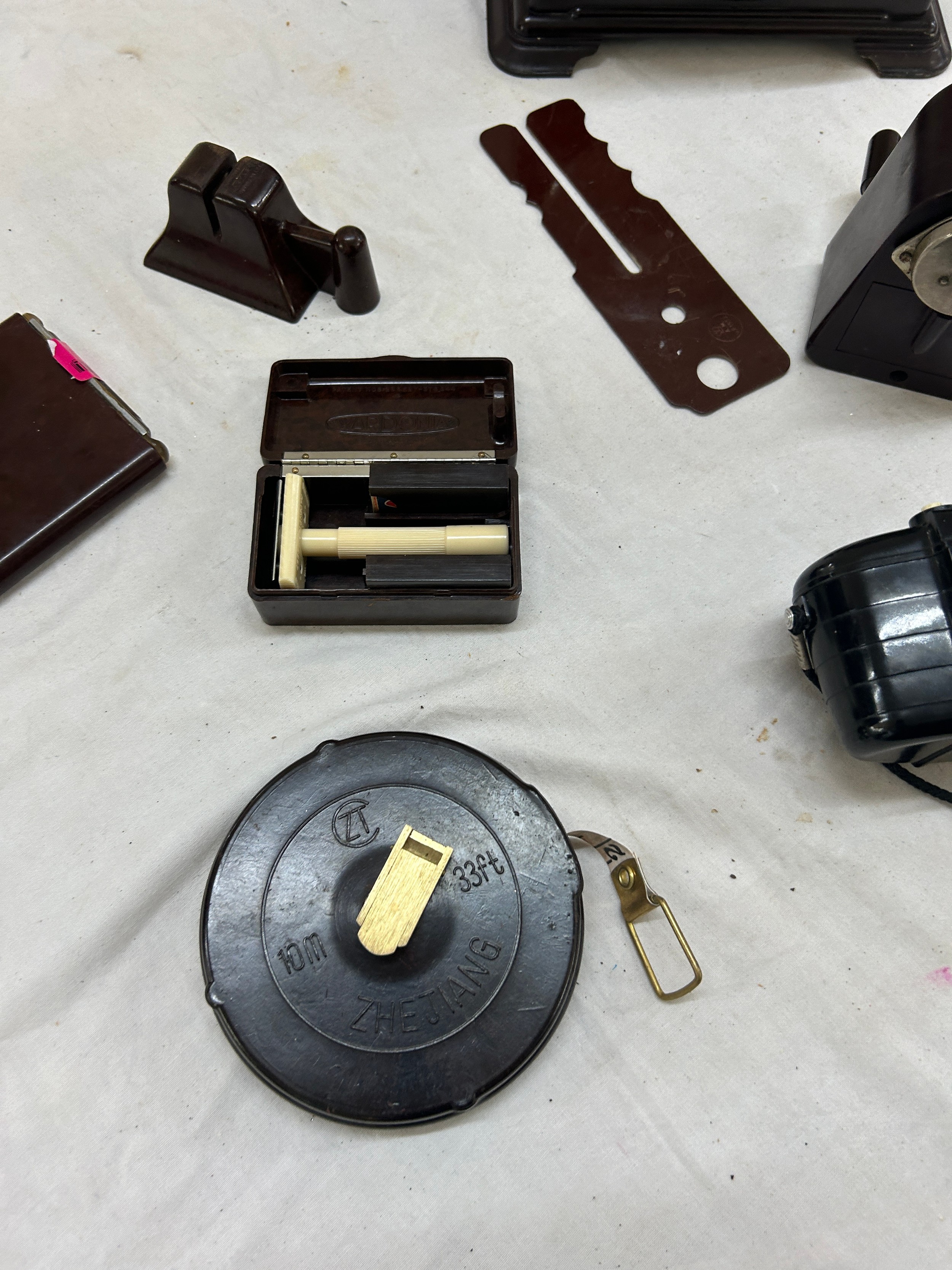 Selection of Bakelite items includes camera, clock etc - Bild 3 aus 5