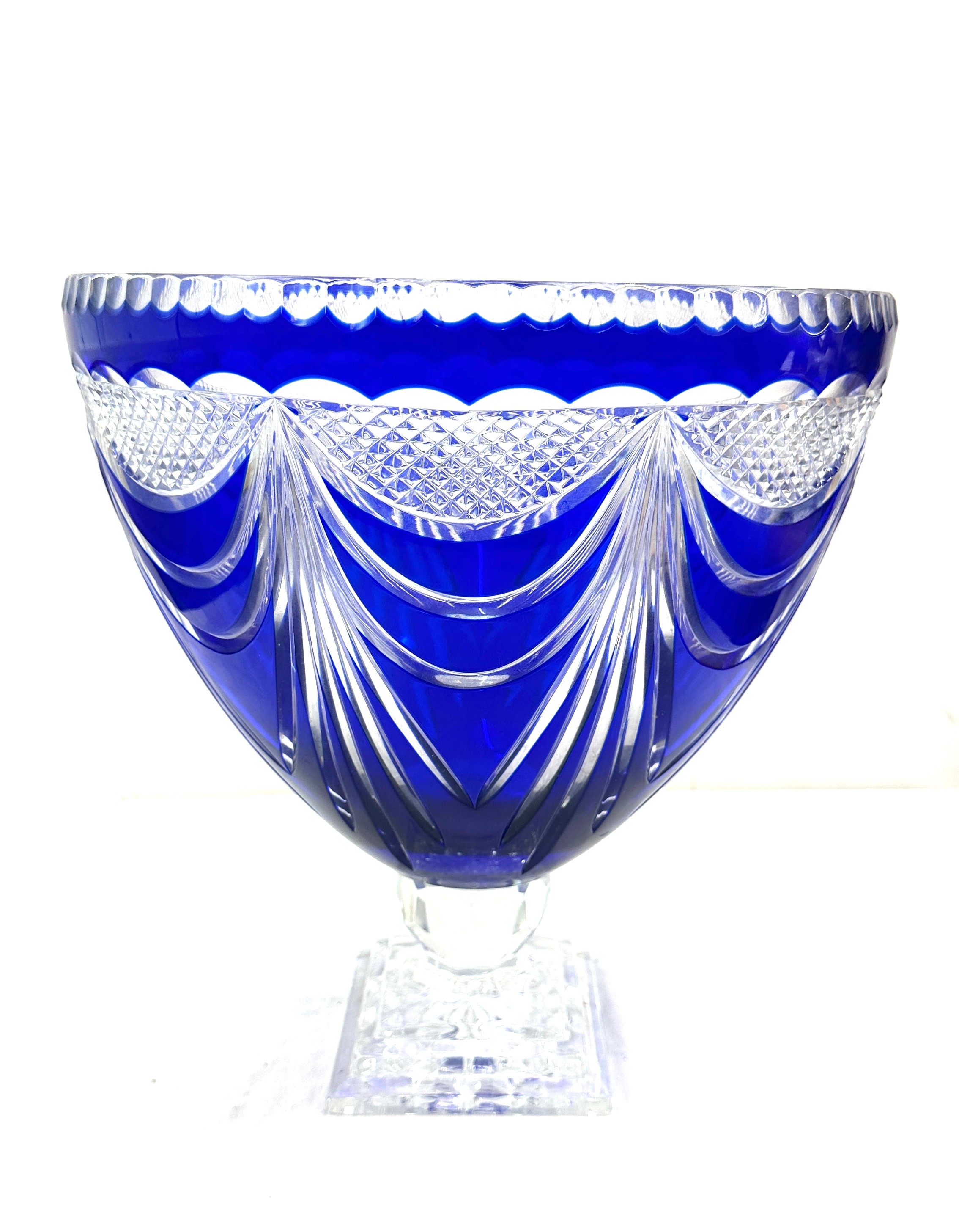 Large blue glass centre piece, overall height 13 inches, Width 12 inches - Bild 2 aus 3