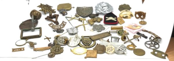 Selection of assorted military cap badges etc mostly replica