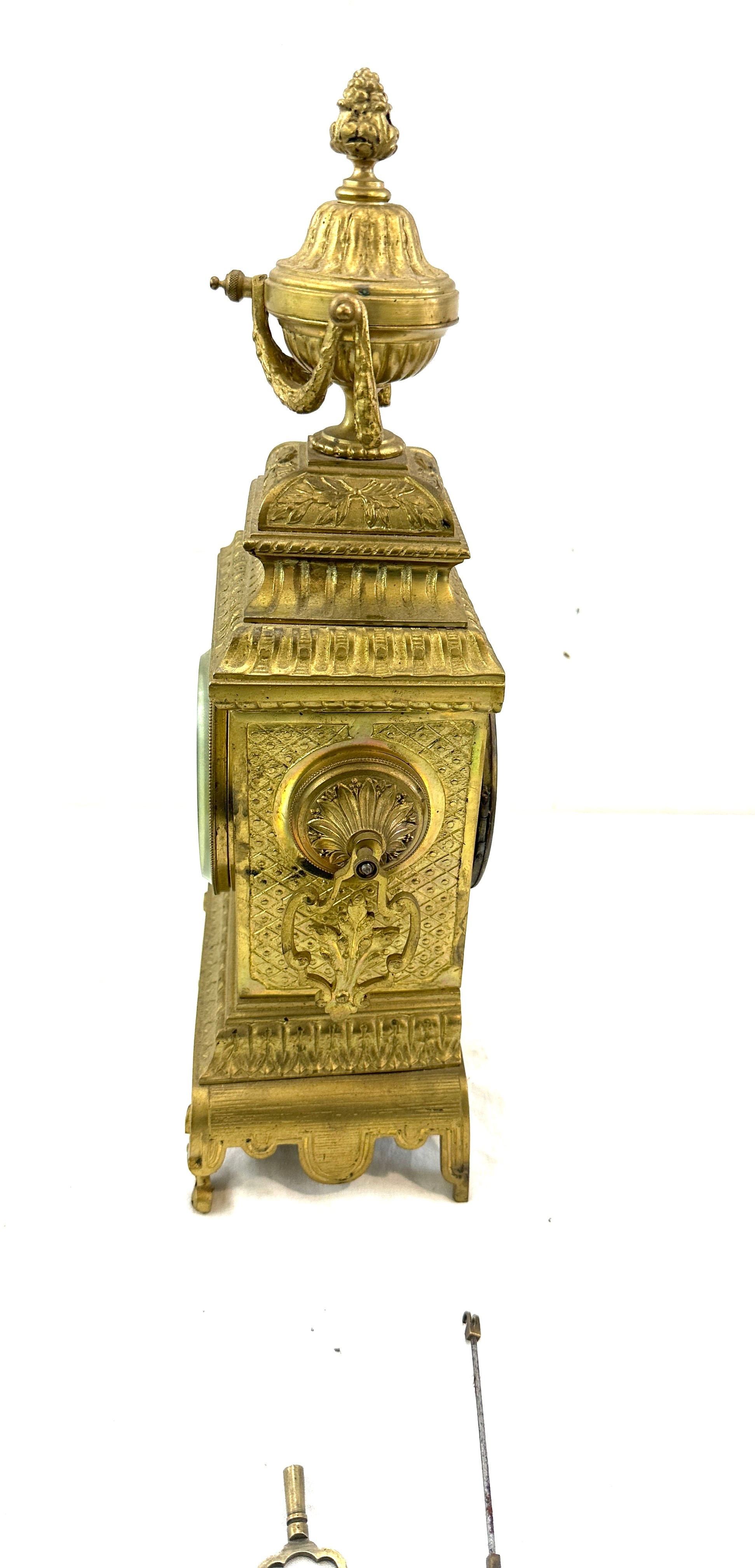 Vintage brass 2 key hole mantel clock with key and pendulum, approximate measurements Height 16 - Image 3 of 4